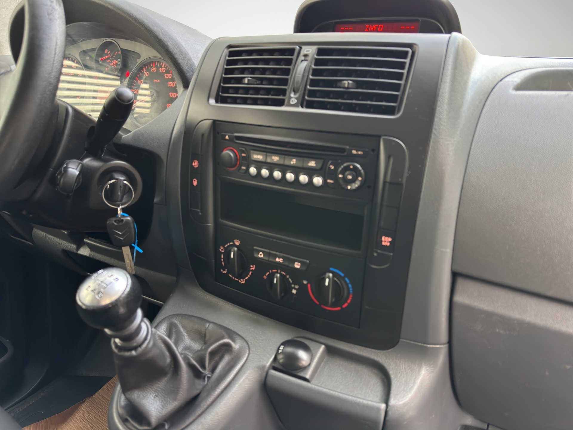 CITROEN Jumpy 2.0 HDi L2H1 Attraction-image-12