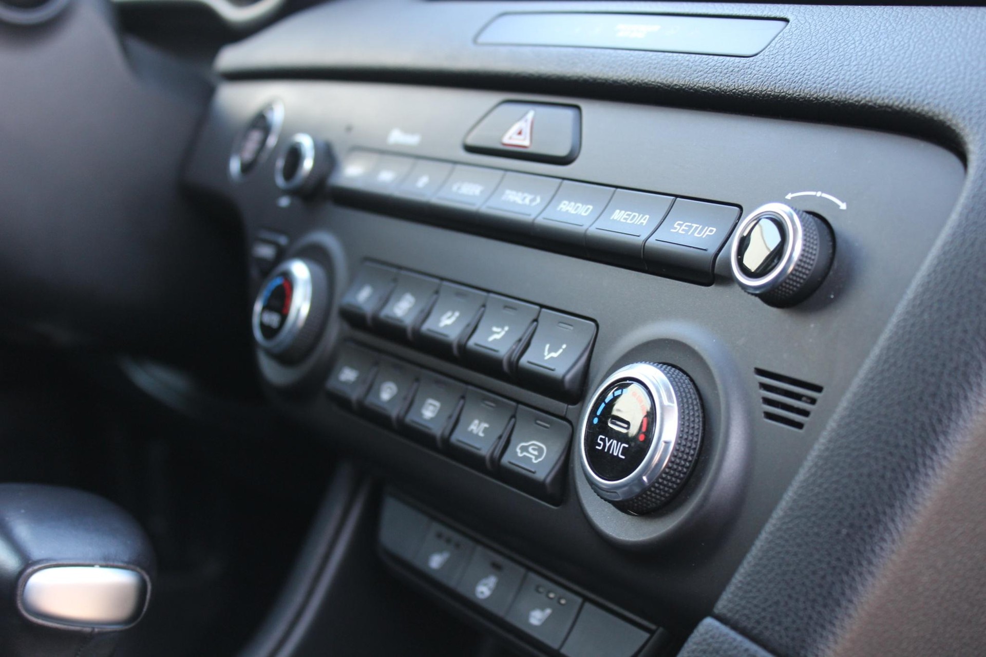 KIA Sportage 1.6 CRDi MHEV Black Edition-image-9