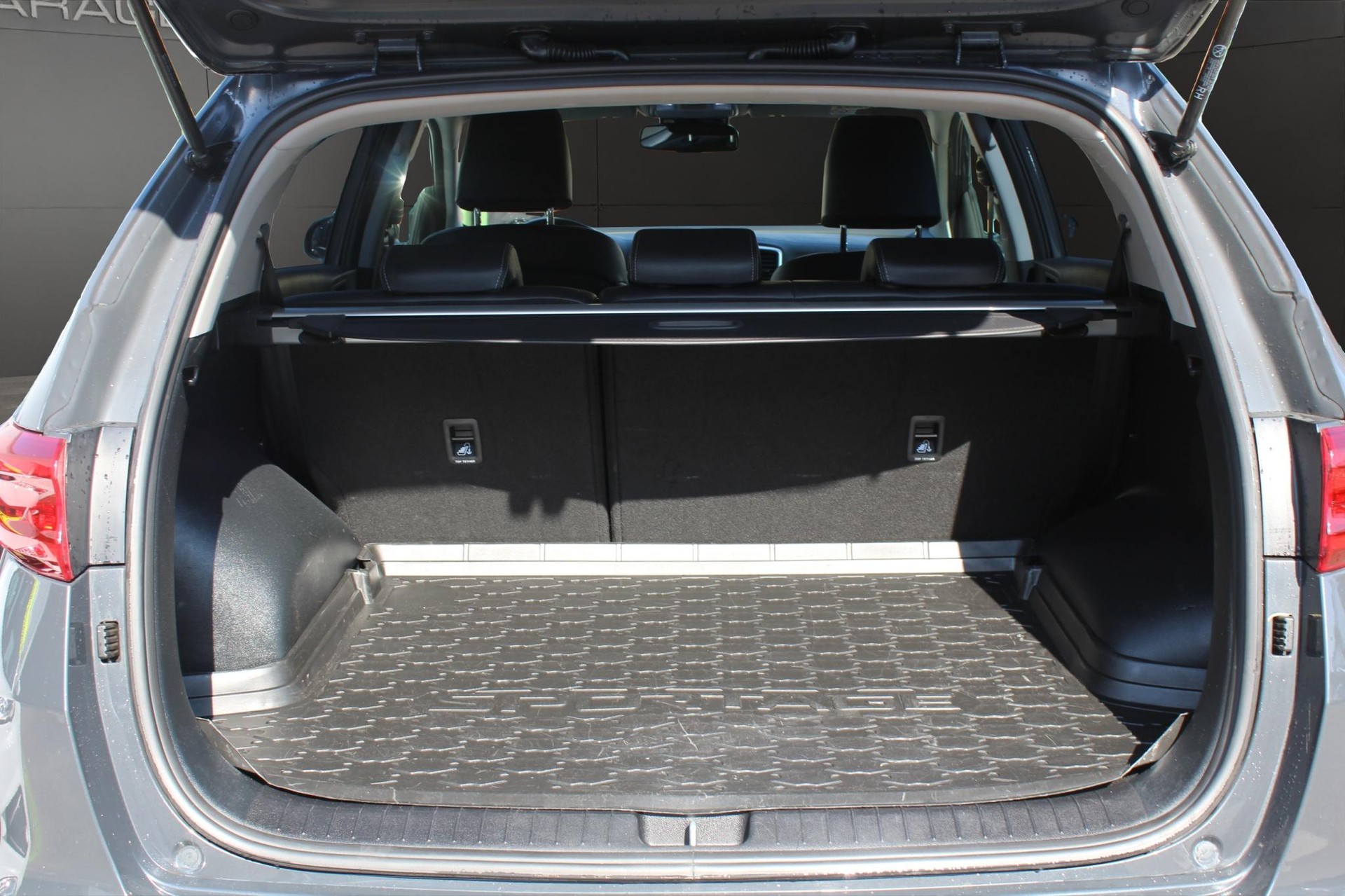 KIA Sportage 1.6 CRDi MHEV Black Edition-image-11