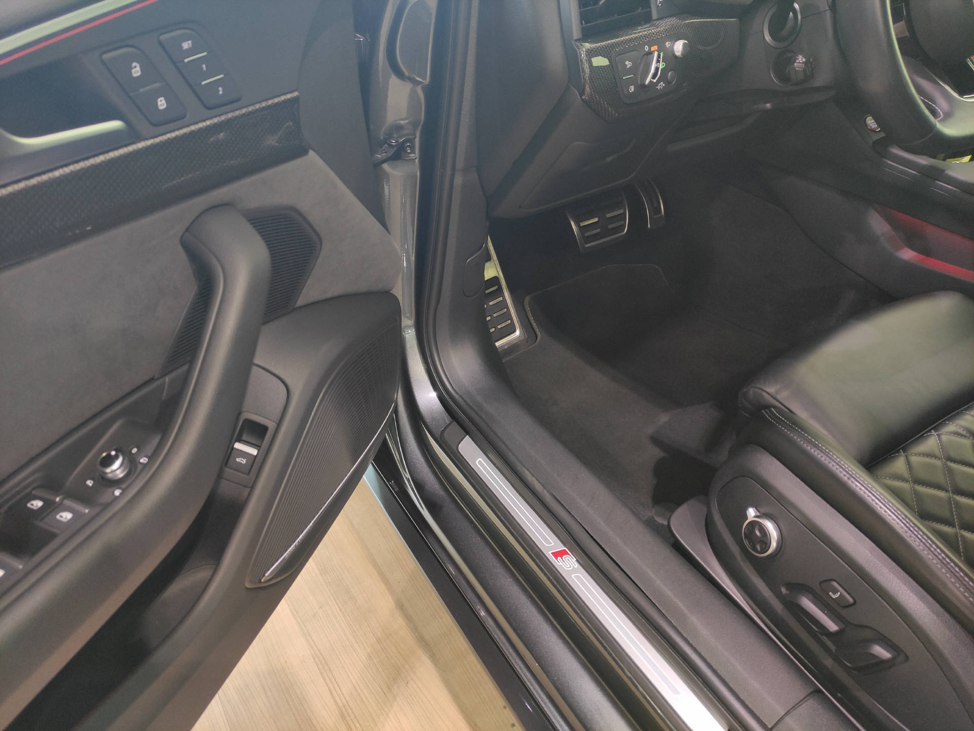 AUDI S4 Avant 3.0 V6 TFSI quattro S-Tronic-image-4