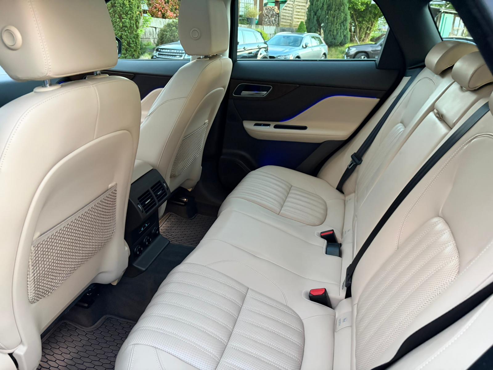 JAGUAR F-Pace 30t 2.0 Portfolio AWD Automatik-image-10