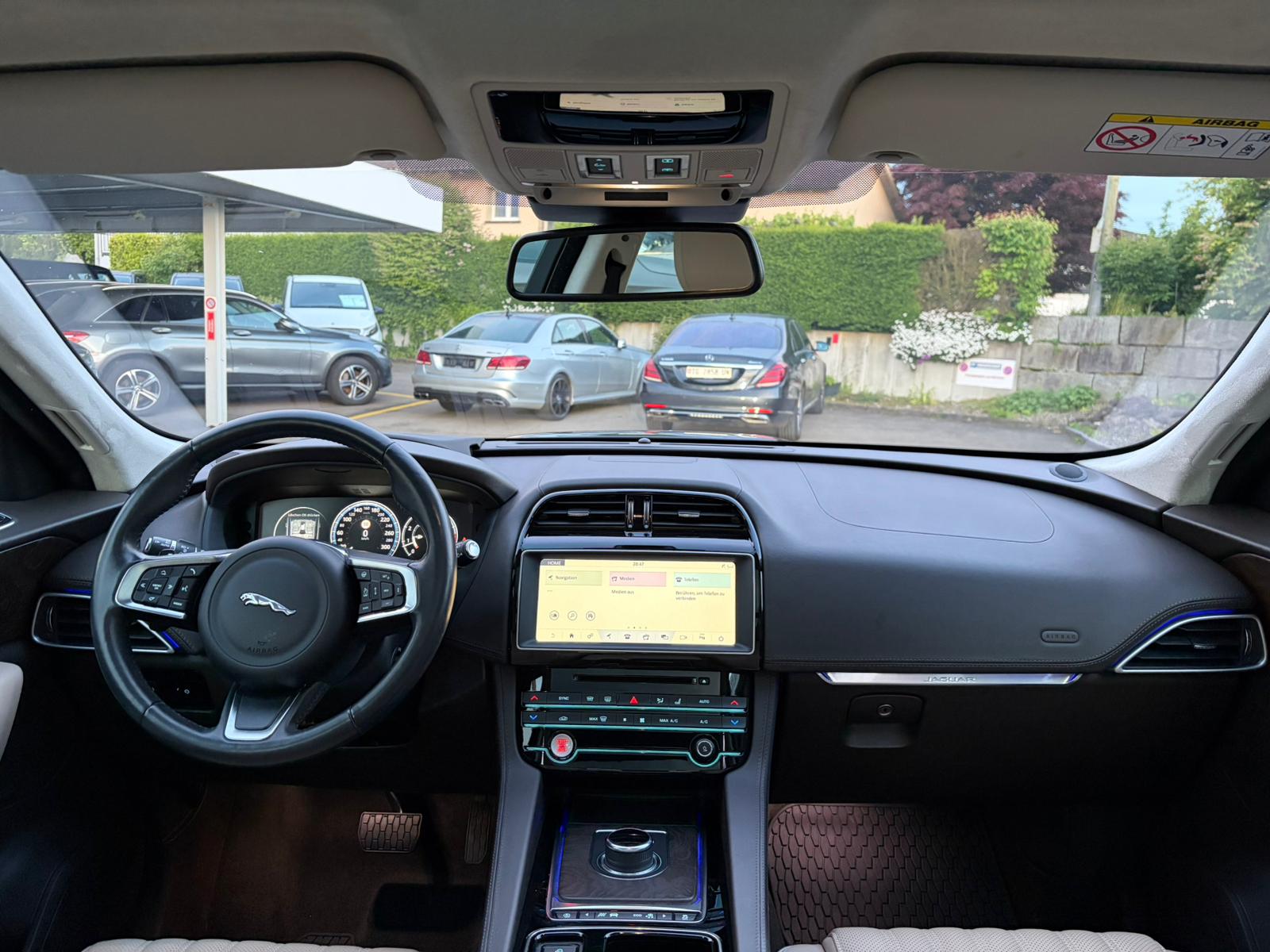 JAGUAR F-Pace 30t 2.0 Portfolio AWD Automatik-image-13