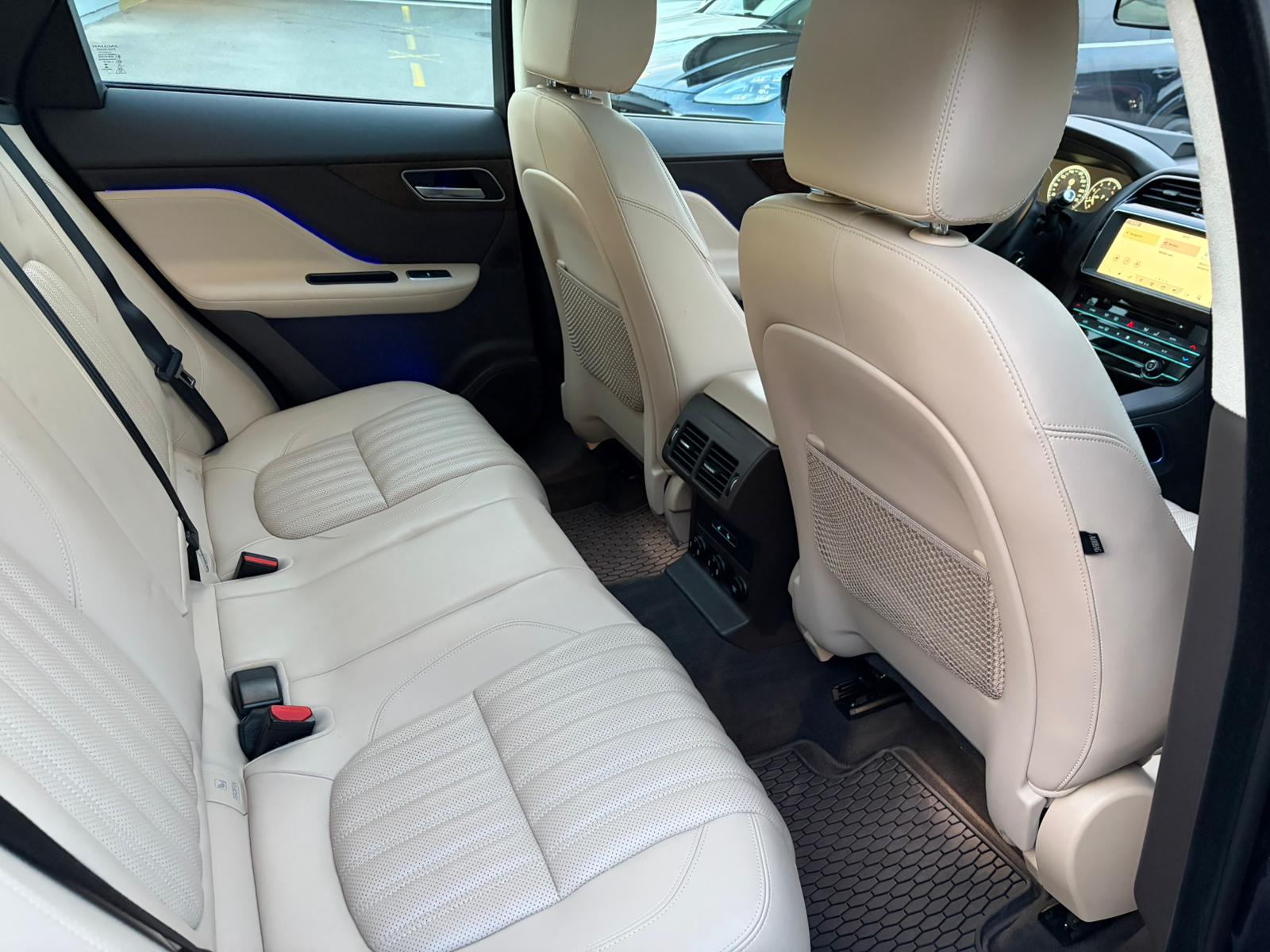 JAGUAR F-Pace 30t 2.0 Portfolio AWD Automatik-image-12