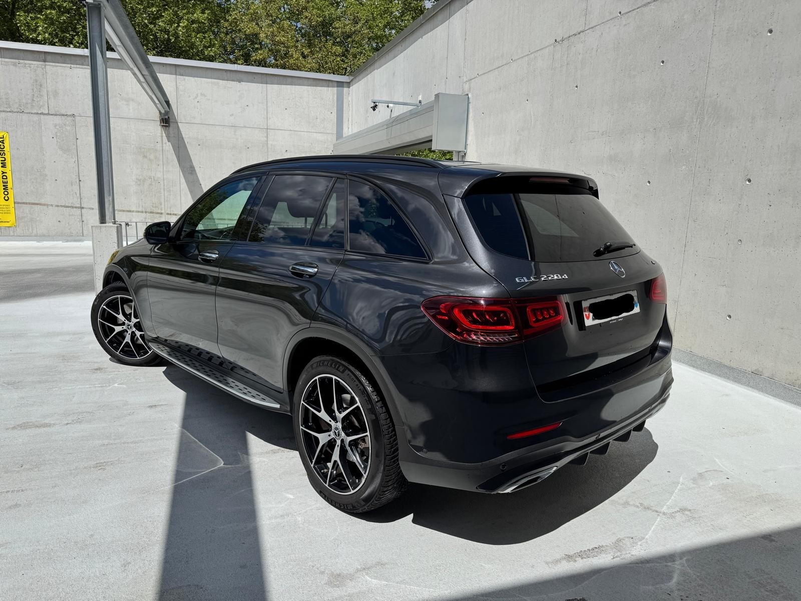 MERCEDES-BENZ GLC 220 d AMG Line 4m-image-2