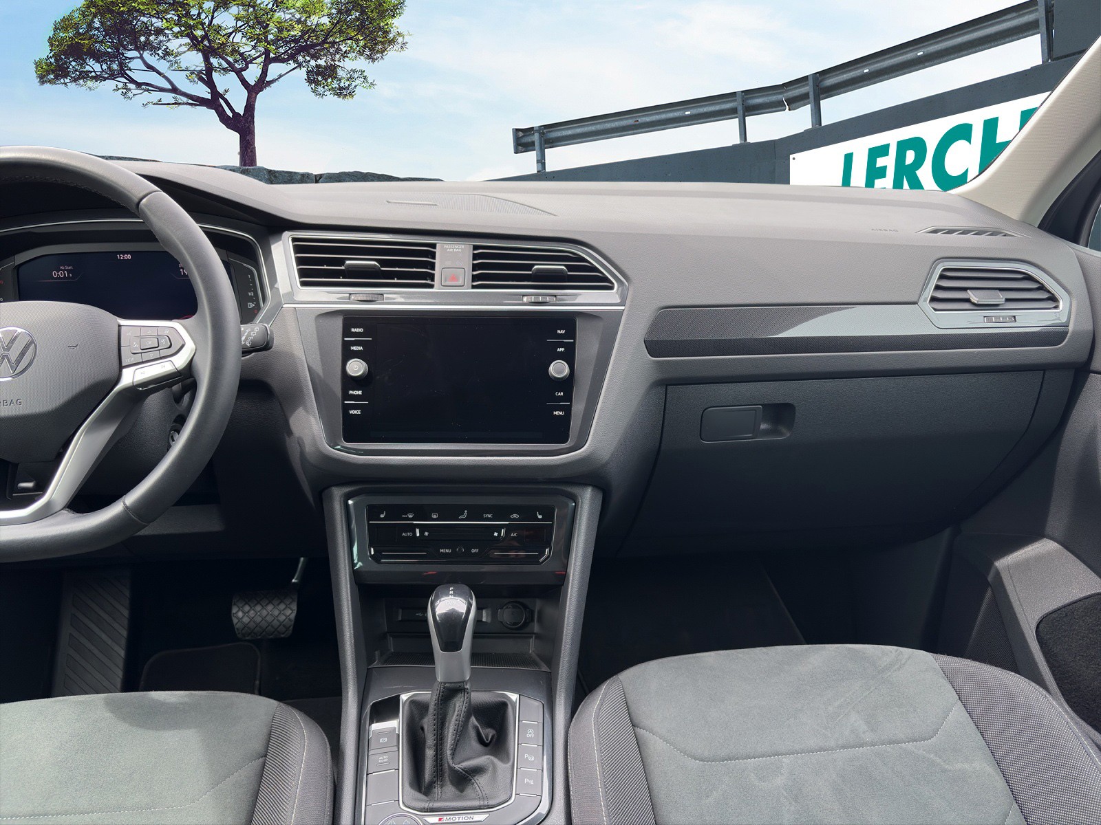 VW Tiguan 2.0TSI Elegance 4Motion DSG-image-9