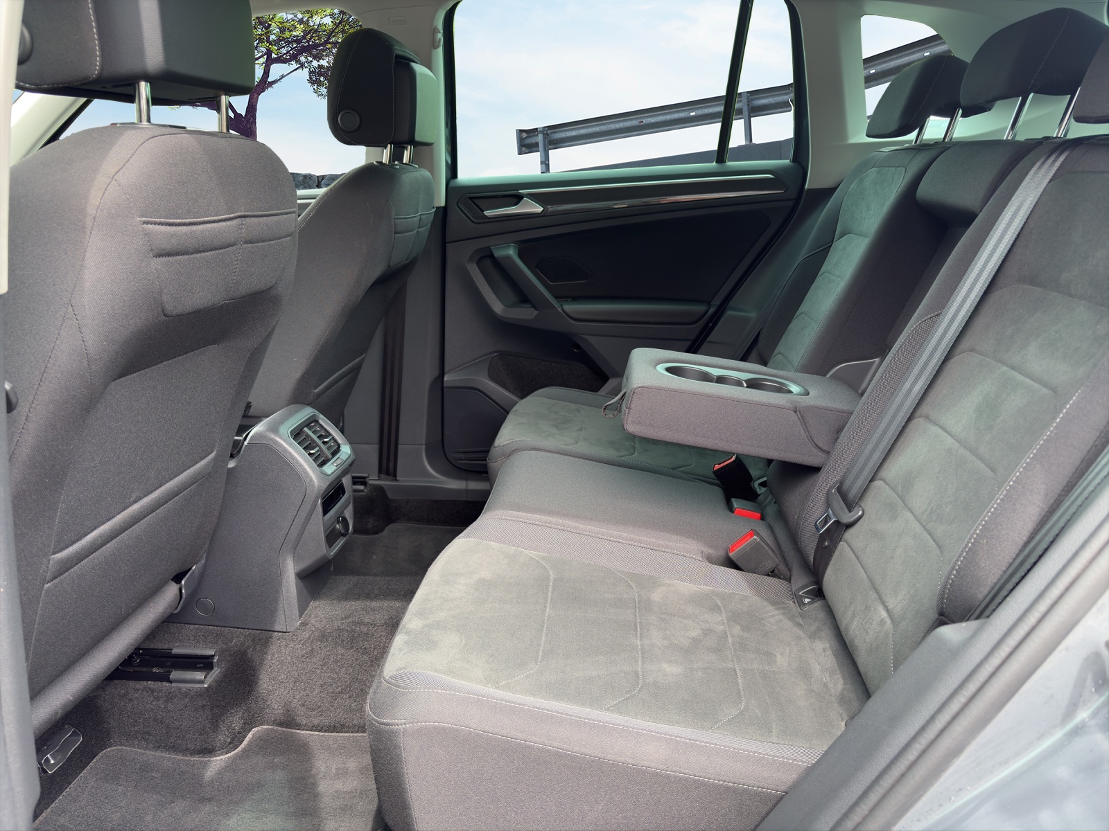 VW Tiguan 2.0TSI Elegance 4Motion DSG-image-7