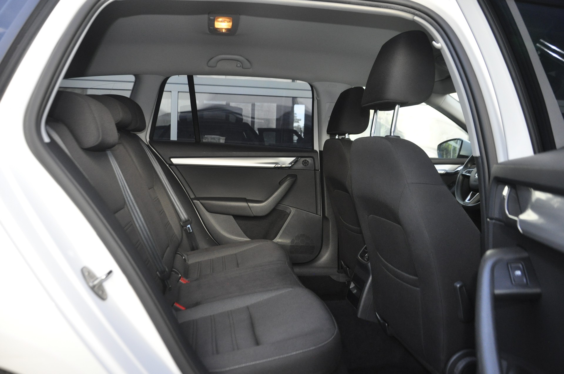 SKODA Octavia Combi 2.0 TDI Ambition 4x4 DSG-image-9