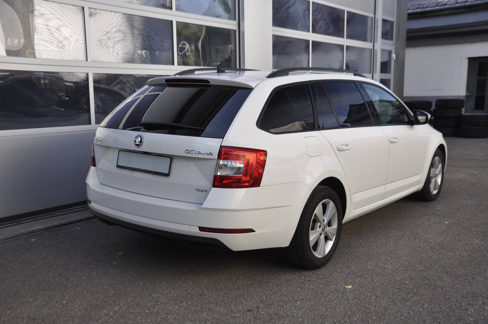 SKODA Octavia Combi 2.0 TDI Ambition 4x4 DSG-image-2