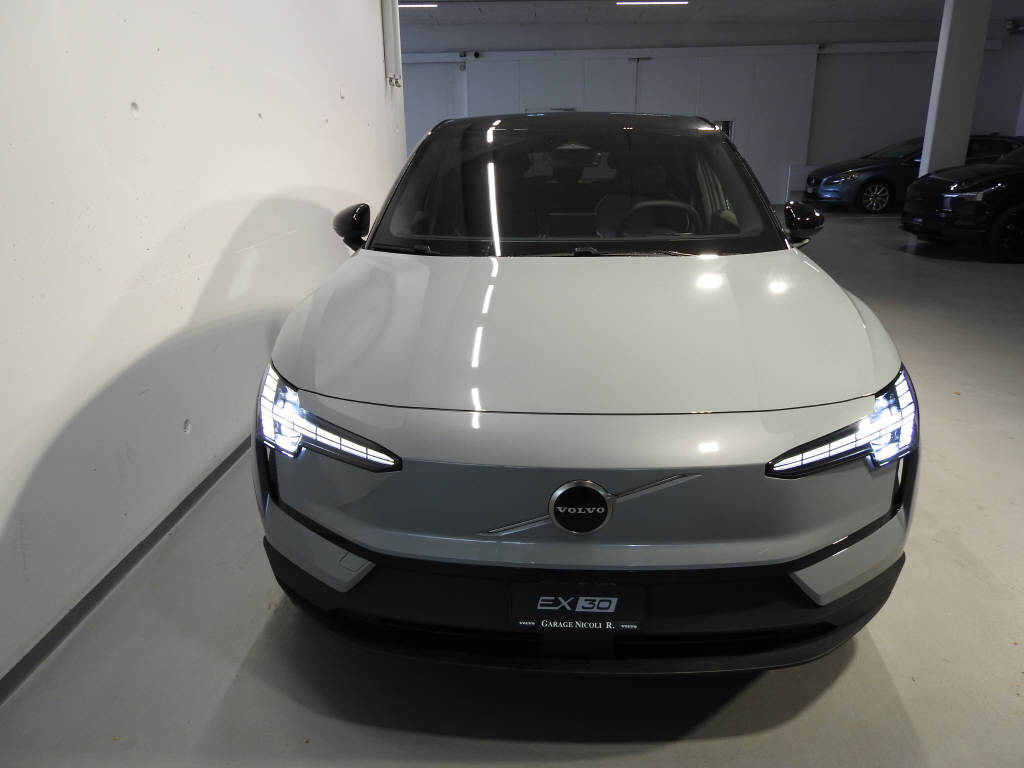 VOLVO EX 30 E60 Plus-showroom-element-1