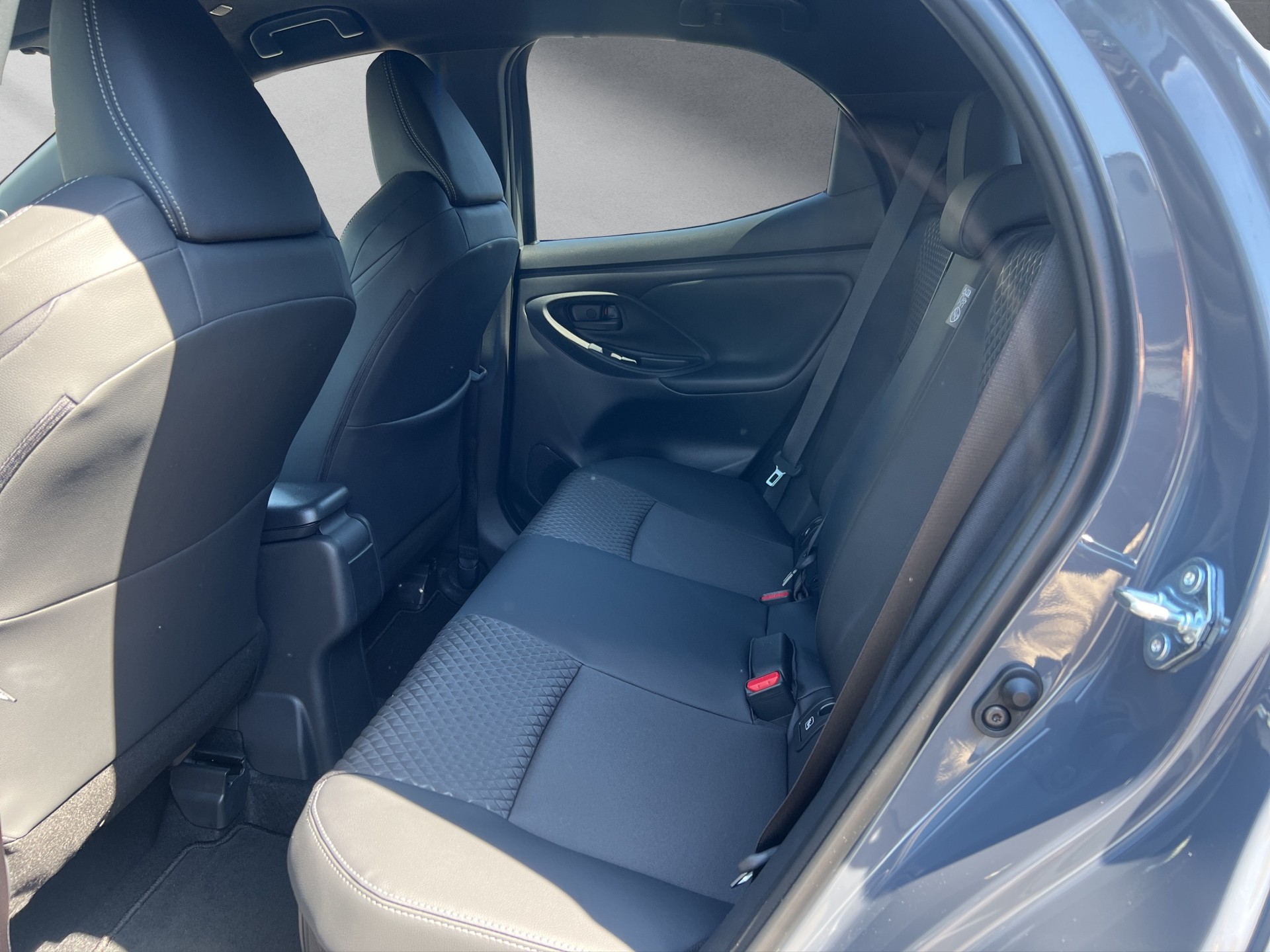 TOYOTA Yaris 1.5 VVT-i HSD Premium-image-9