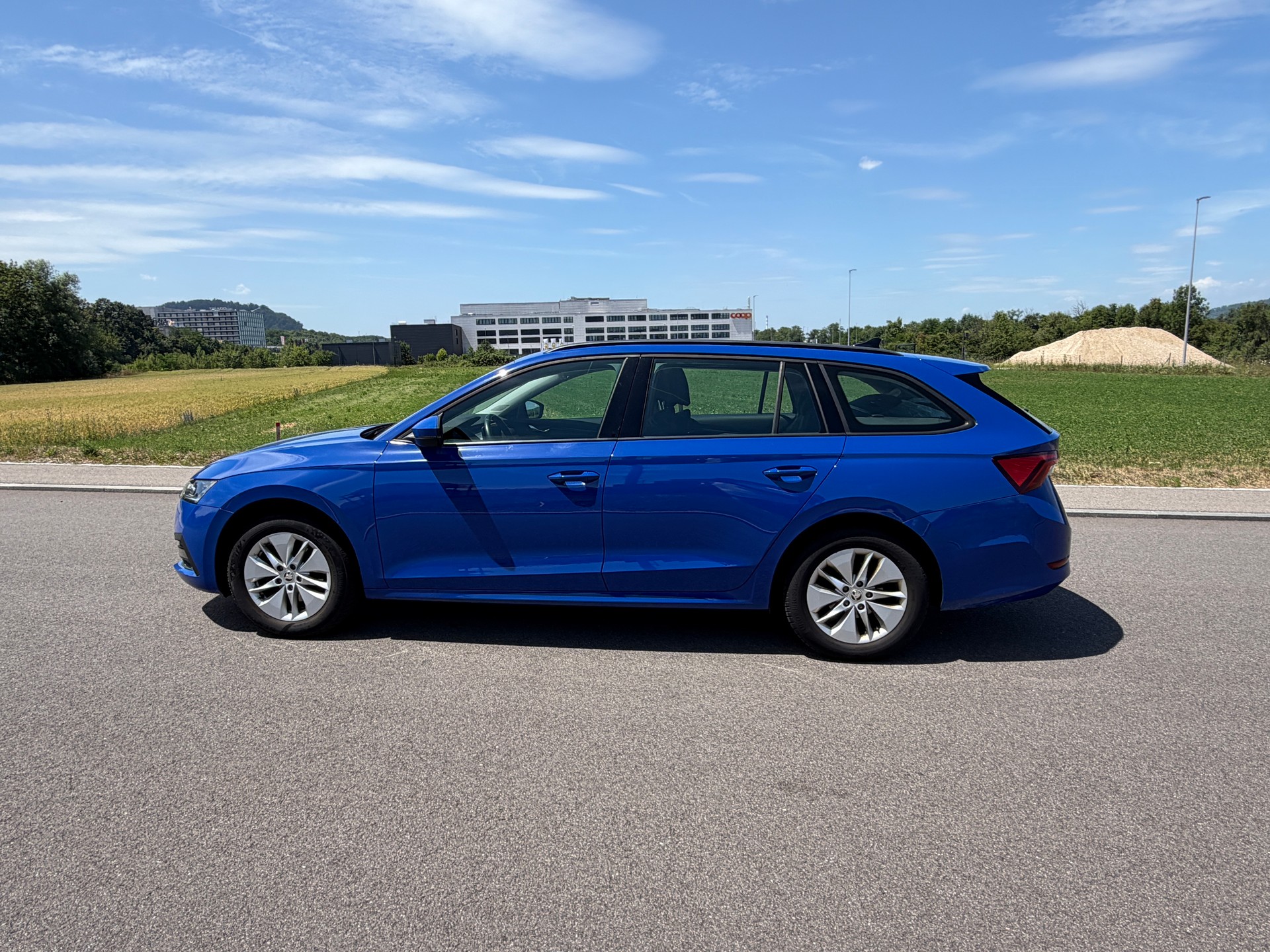 SKODA Octavia Combi 2.0 TDI DSG Ambition-image-8