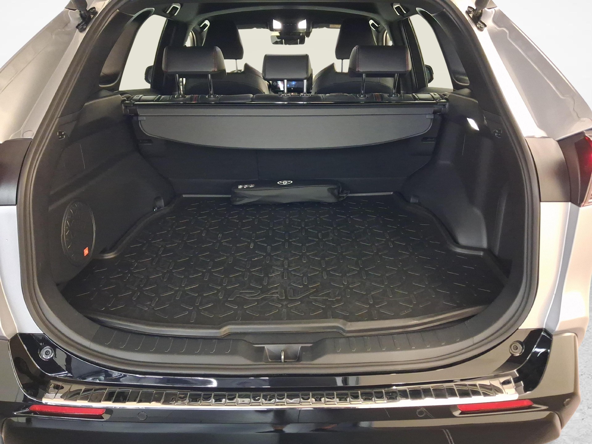 TOYOTA RAV4 2.5 Plug-In-Hybrid Platinum-image-11