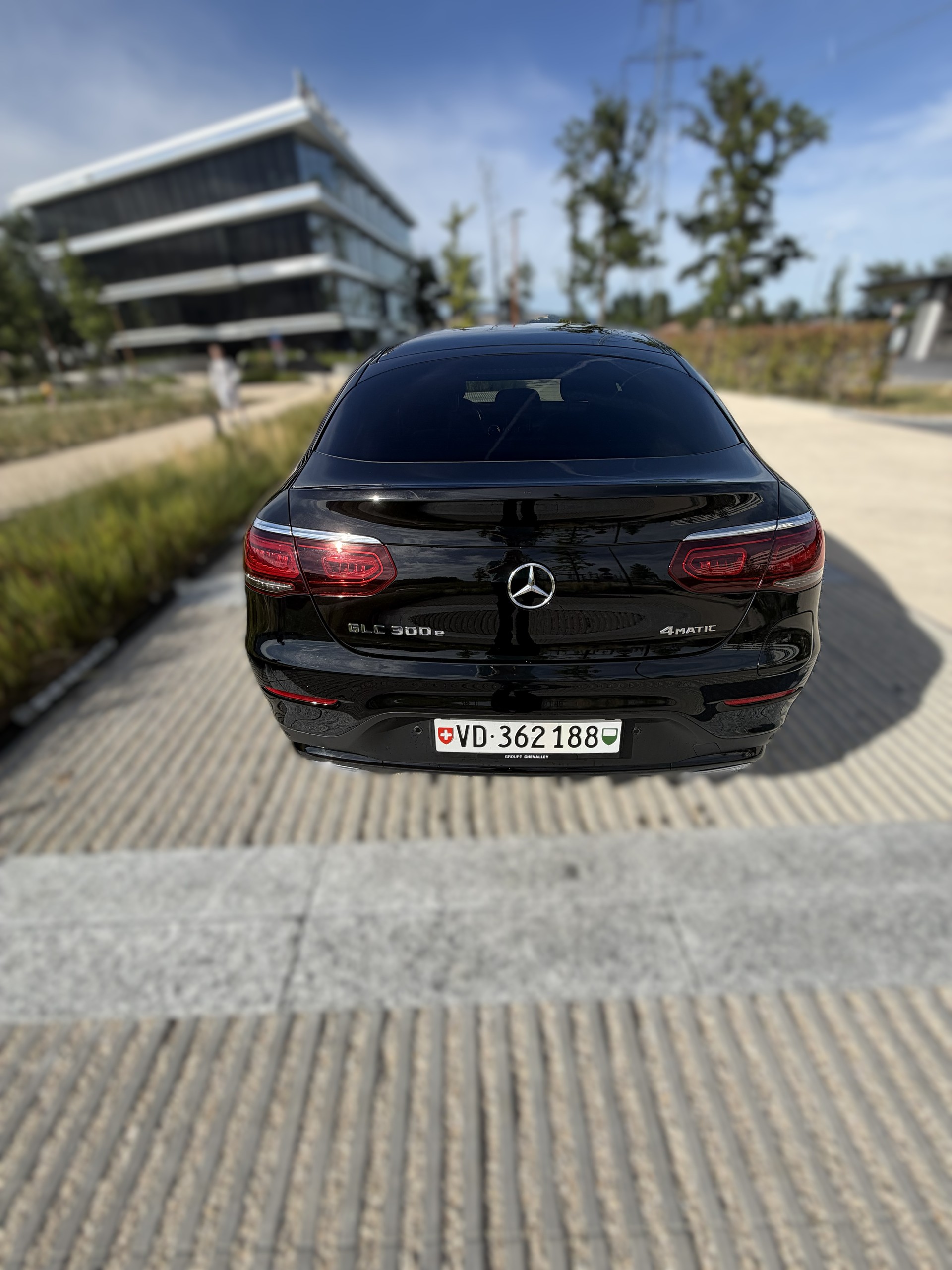 MERCEDES-BENZ GLC 300 e AMG Line 4m-image-5