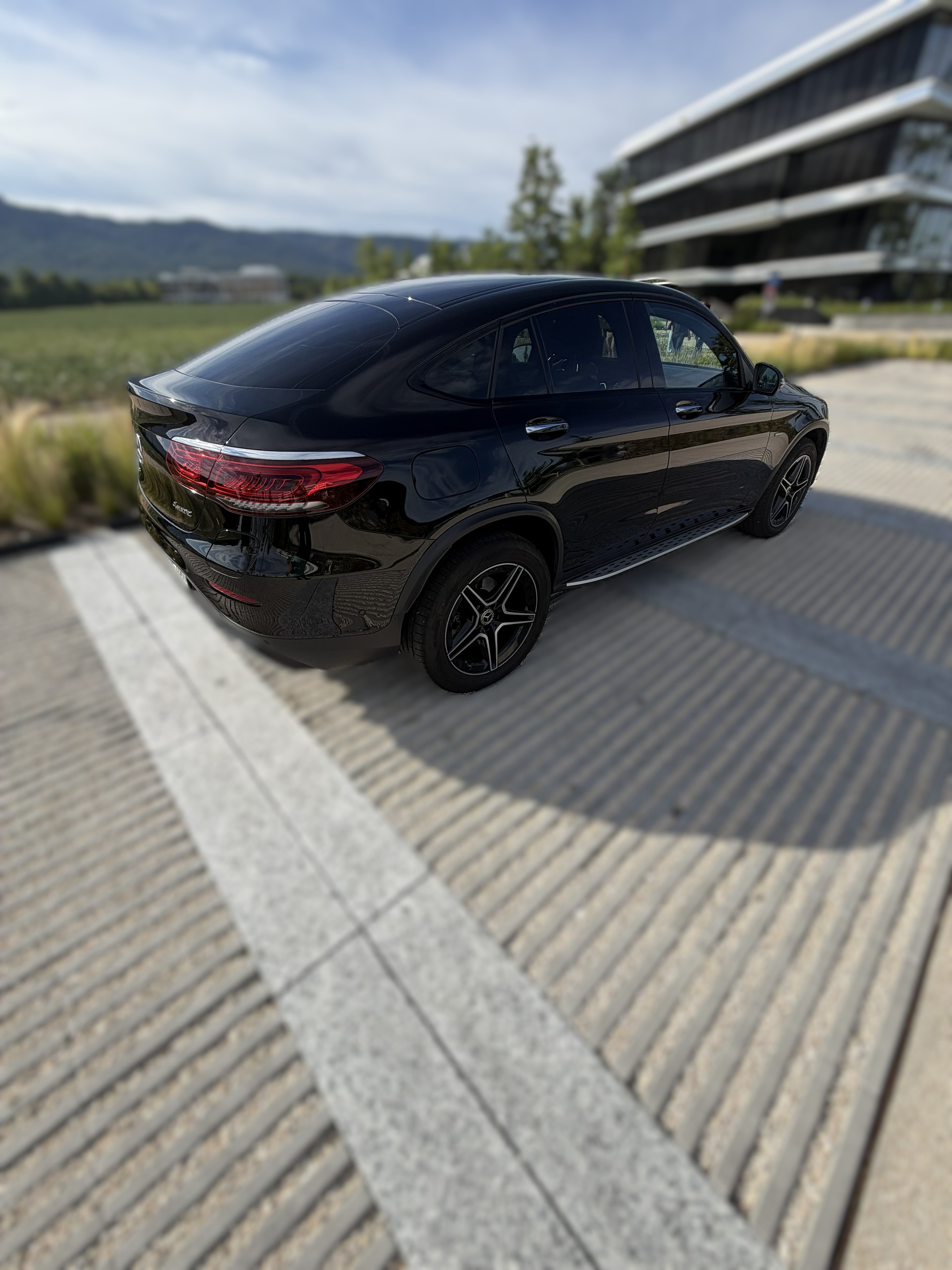 MERCEDES-BENZ GLC 300 e AMG Line 4m-image-4