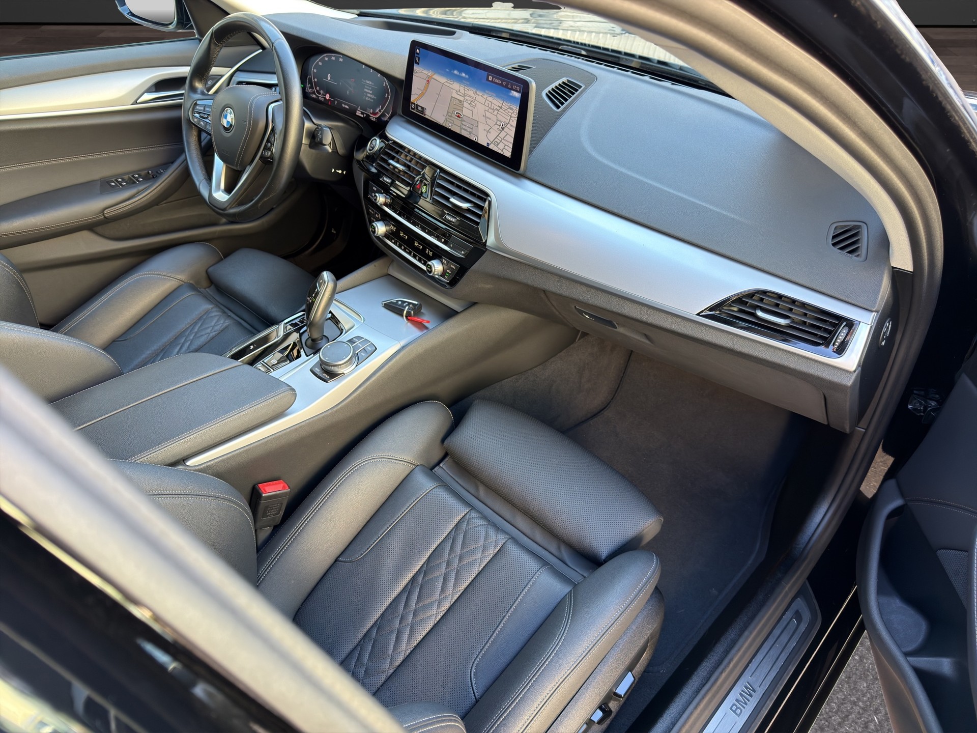 BMW 520d xDrive 48V Touring Fleet Edition Steptronic-image-14