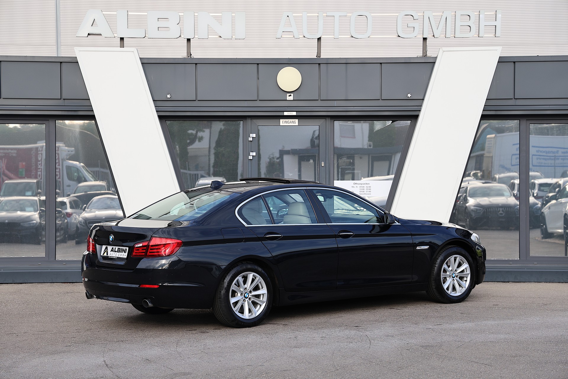 BMW 535i xDrive-showroom-element-2