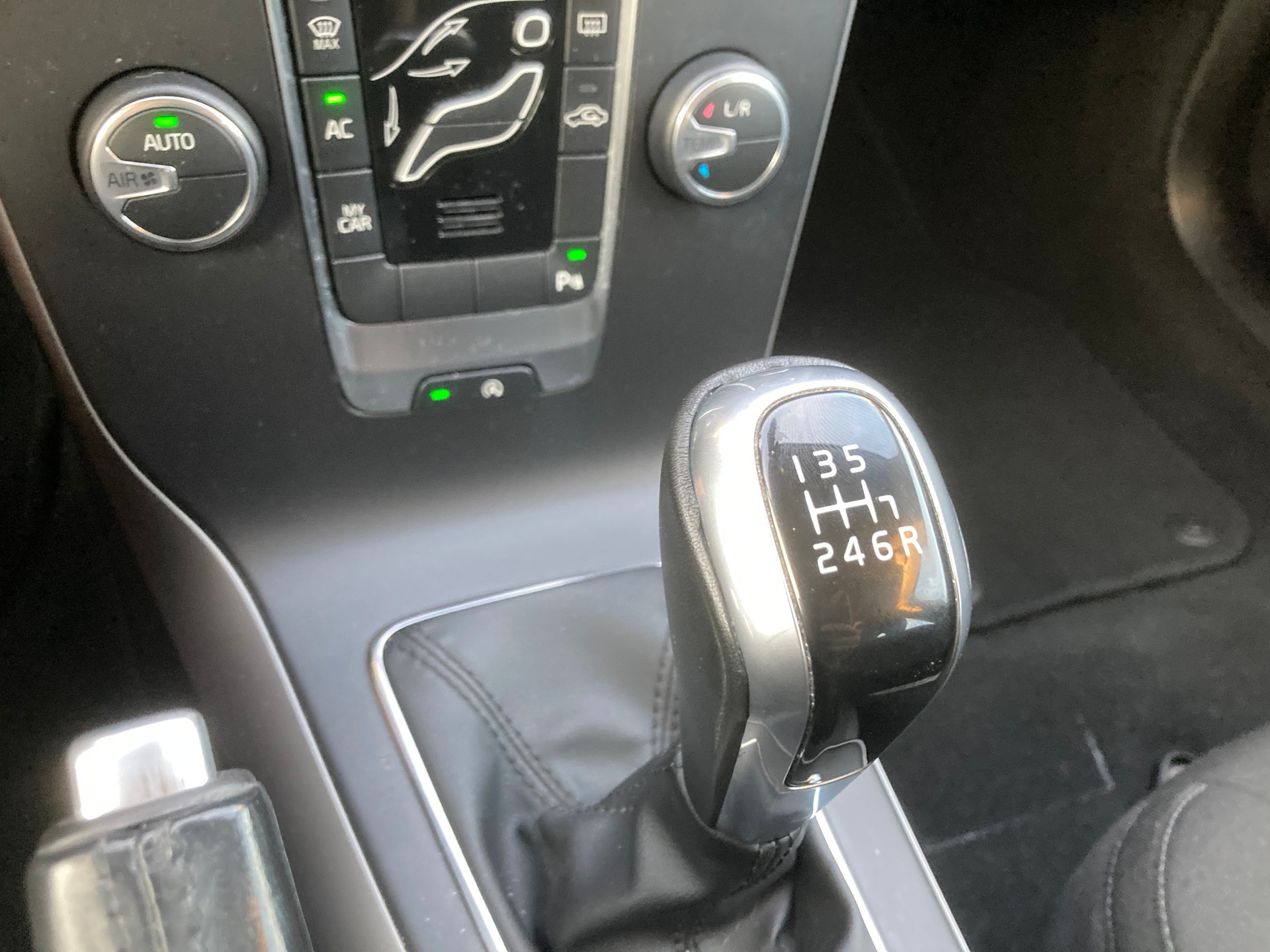 VOLVO V40 D2-image-13