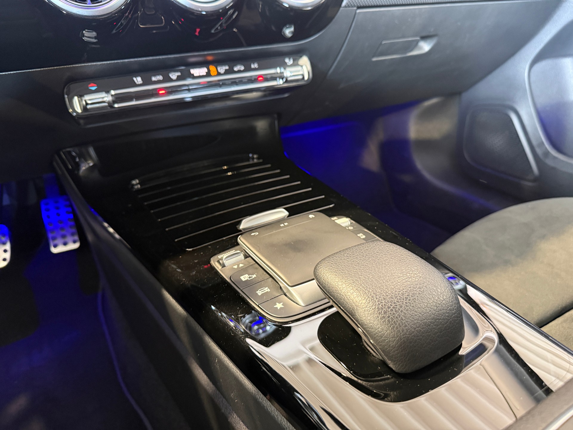 MERCEDES-BENZ A 180 AMG Line 7G-DCT *** DISTANZREGLER***-image-14
