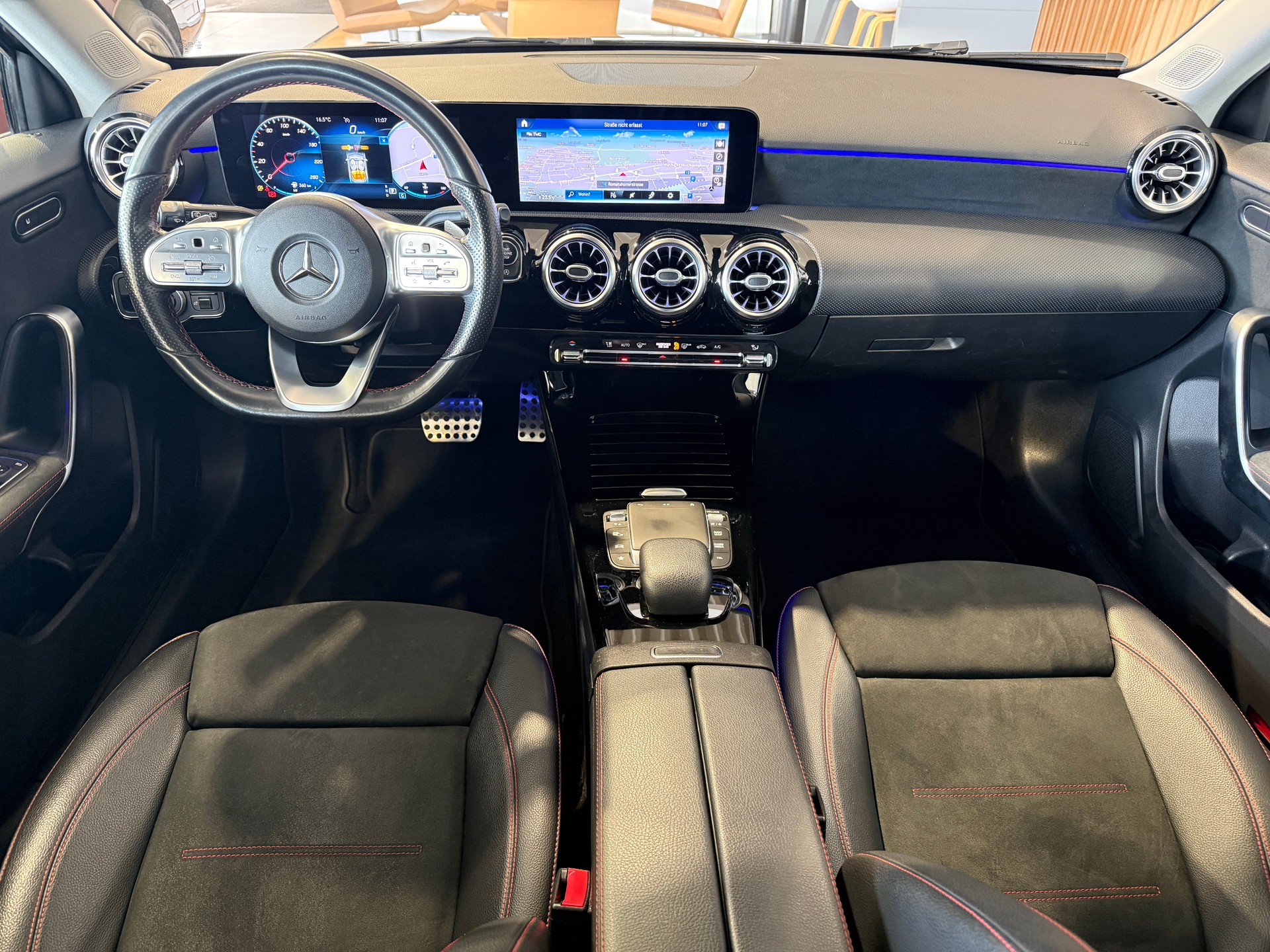 MERCEDES-BENZ A 180 AMG Line 7G-DCT *** DISTANZREGLER***-image-9