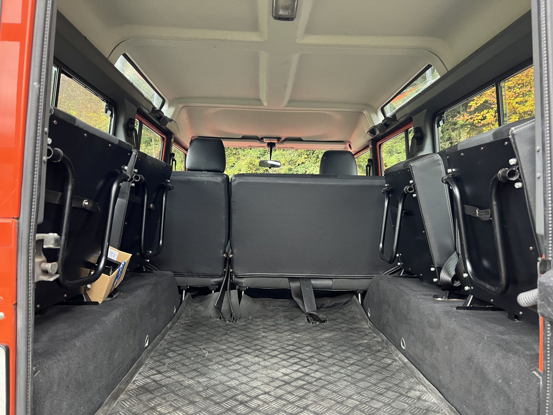 LAND ROVER Defender 110 SW 2.5 Td5 G4 Avus Performance-image-15