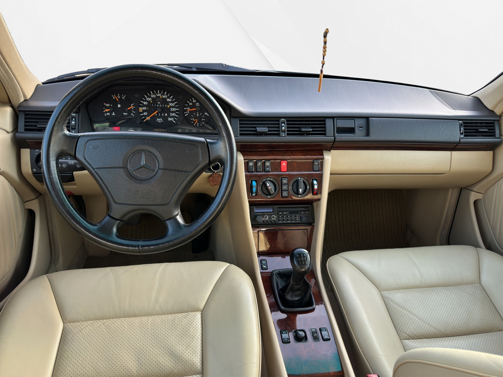 MERCEDES-BENZ 320 E-image-11
