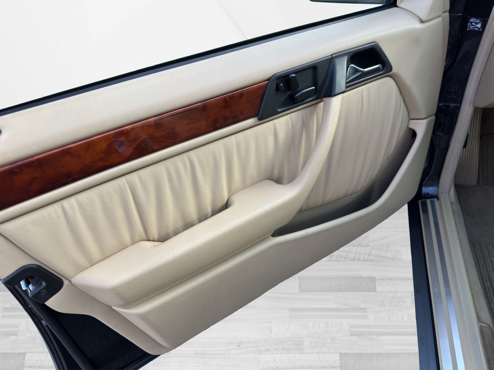 MERCEDES-BENZ 320 E-image-9