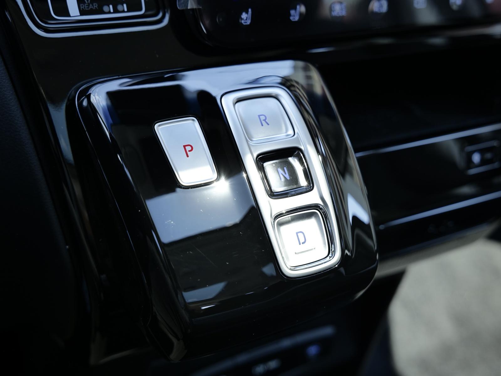 HYUNDAI Staria Premium 1.6 GDi HEV Vertex-image-25