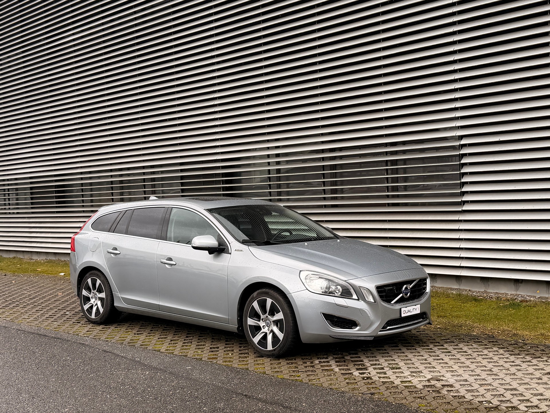 VOLVO V60 D6 AWD Plug-in Hybrid Pure Limited Geartronic-image-1