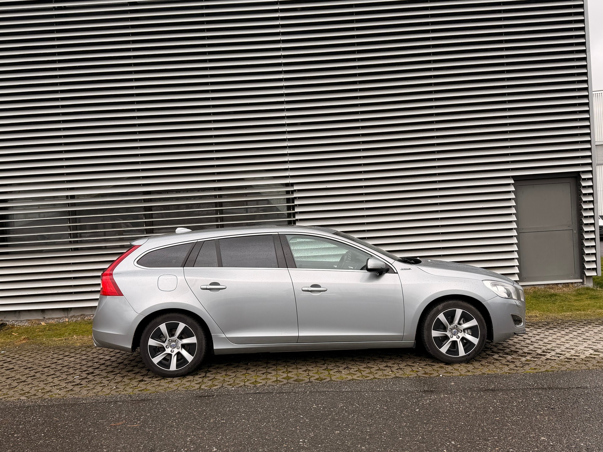 VOLVO V60 D6 AWD Plug-in Hybrid Pure Limited Geartronic-image-3