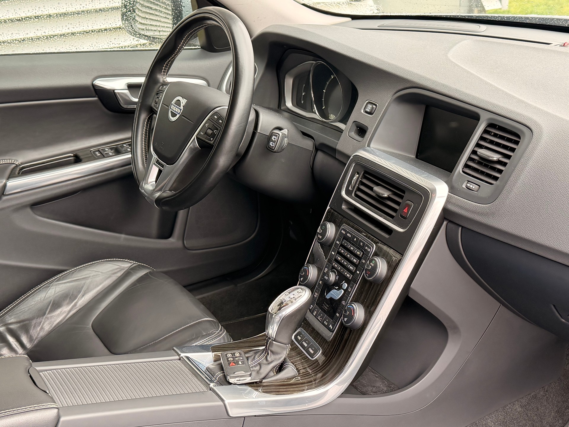 VOLVO V60 D6 AWD Plug-in Hybrid Pure Limited Geartronic-image-12