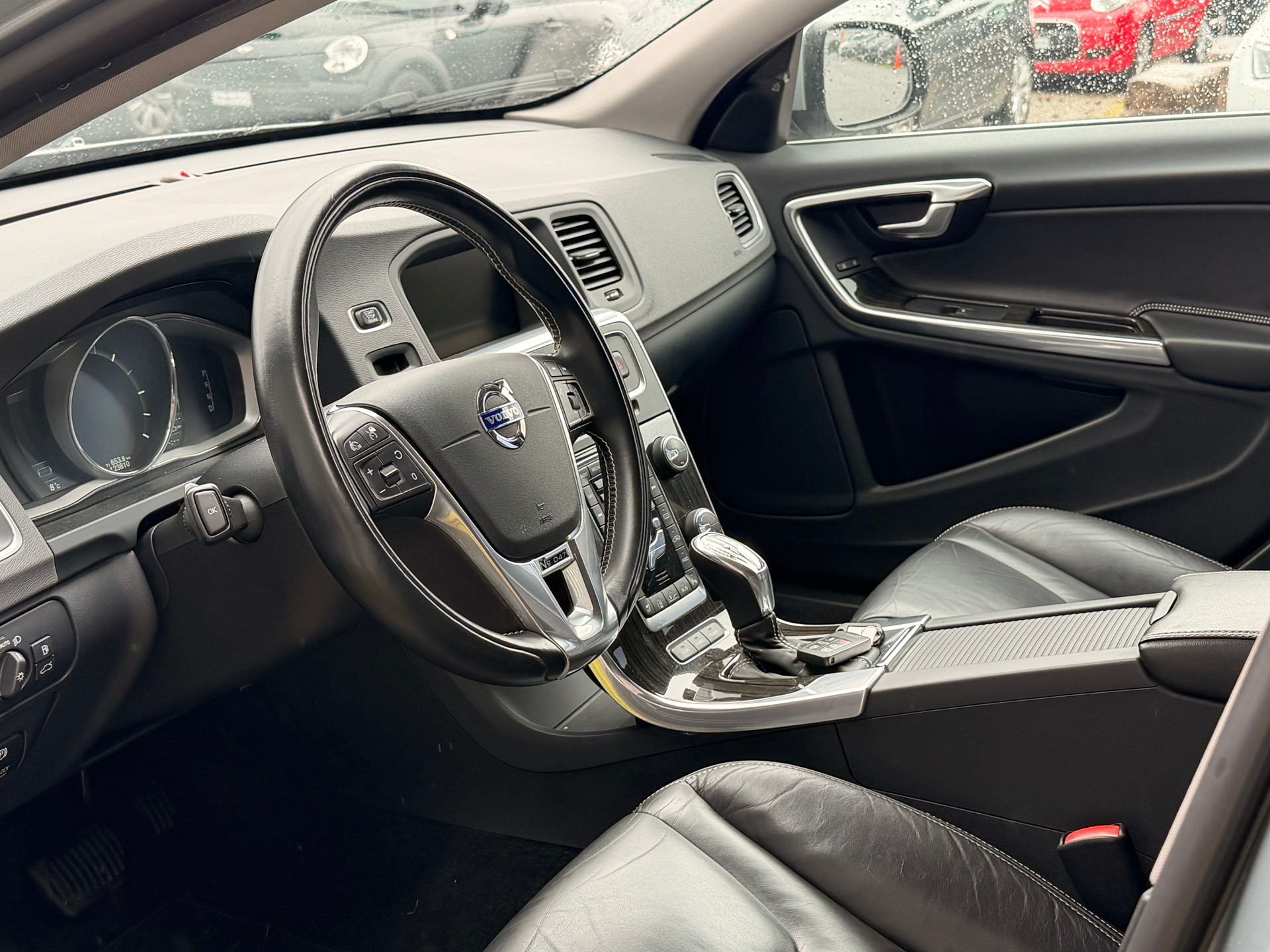 VOLVO V60 D6 AWD Plug-in Hybrid Pure Limited Geartronic-image-13