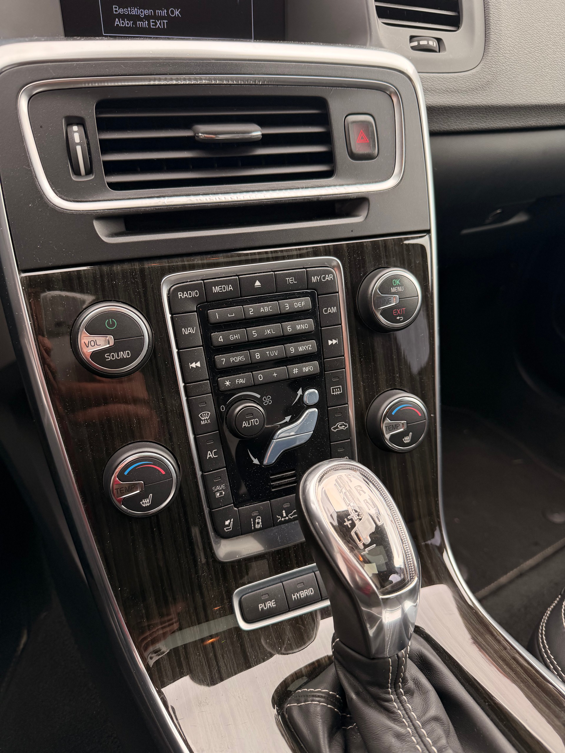 VOLVO V60 D6 AWD Plug-in Hybrid Pure Limited Geartronic-image-9
