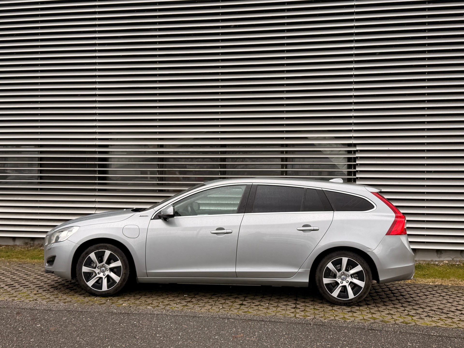 VOLVO V60 D6 AWD Plug-in Hybrid Pure Limited Geartronic-image-5