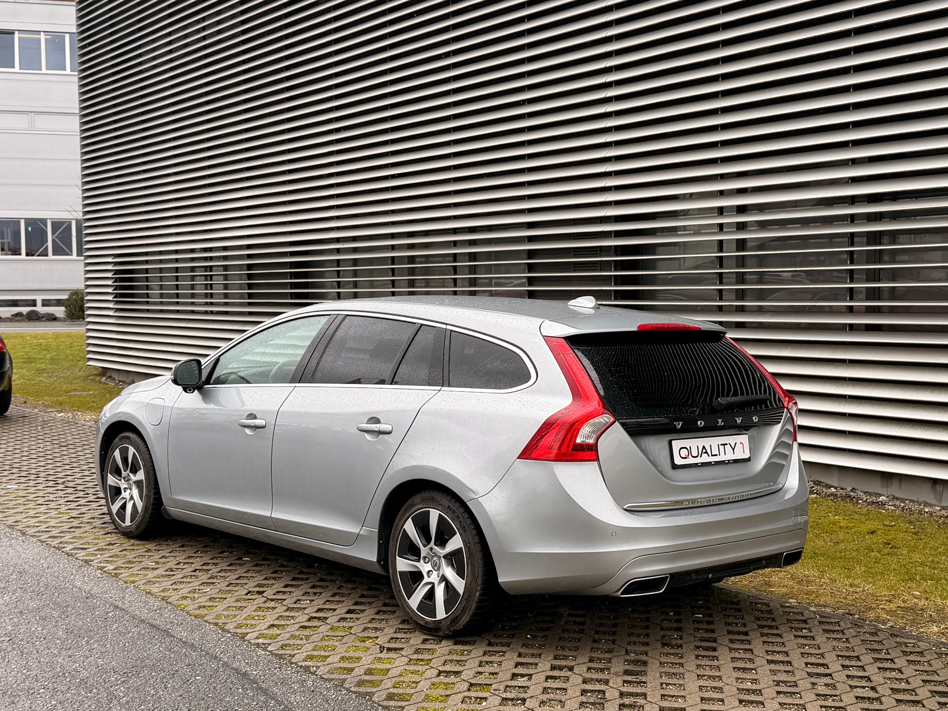 VOLVO V60 D6 AWD Plug-in Hybrid Pure Limited Geartronic-image-6