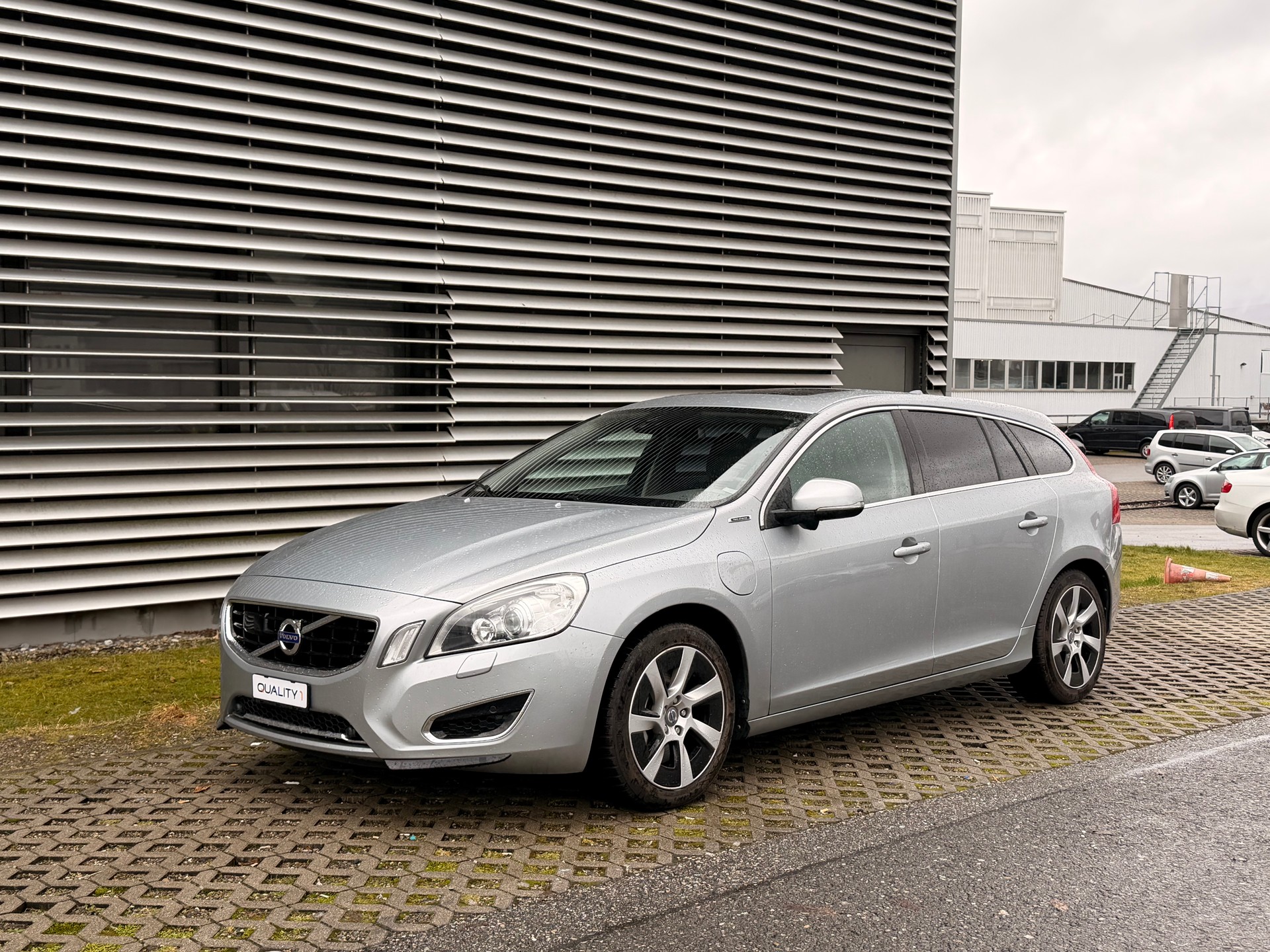 VOLVO V60 D6 AWD Plug-in Hybrid Pure Limited Geartronic-image-4