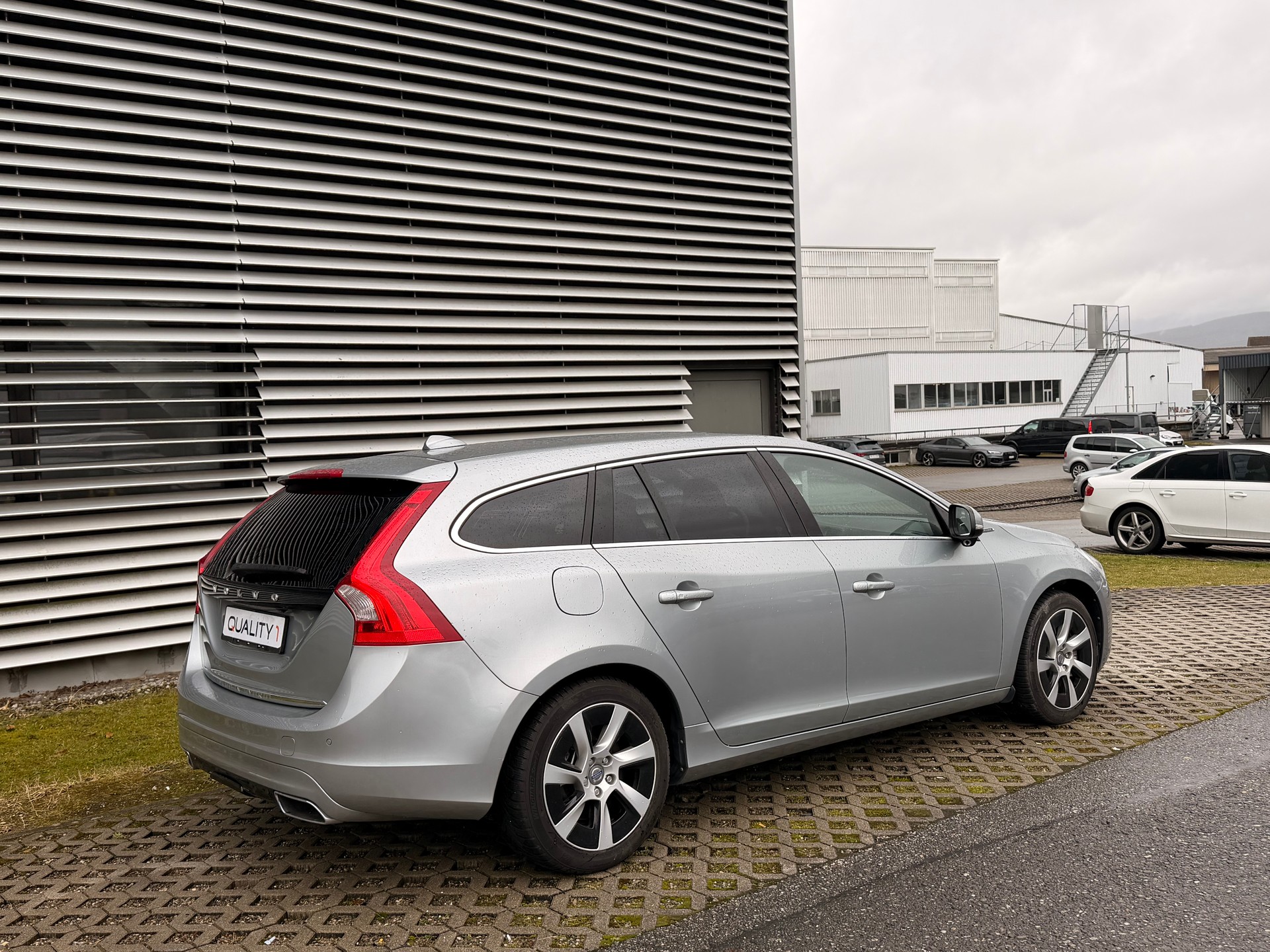 VOLVO V60 D6 AWD Plug-in Hybrid Pure Limited Geartronic-image-2
