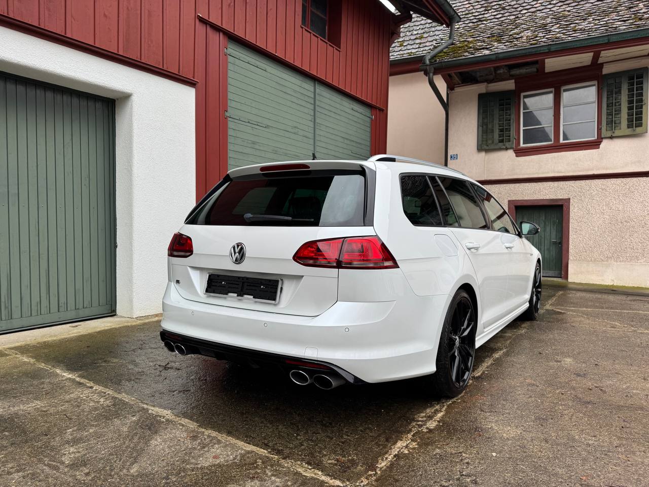 VW Golf Variant 2.0 TSI R 4 Motion DSG-image-12