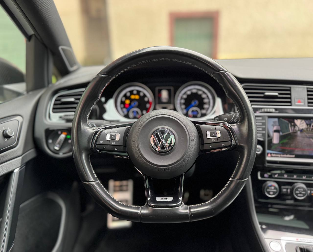 VW Golf Variant 2.0 TSI R 4 Motion DSG-image-11