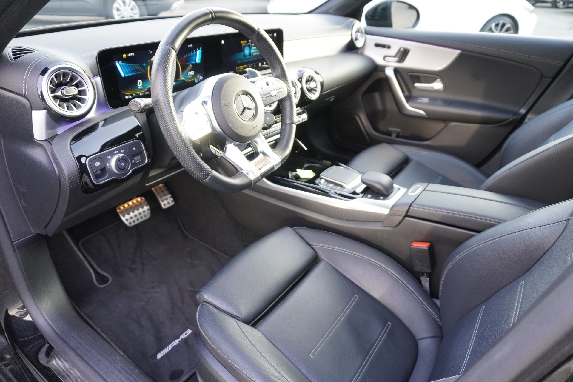 MERCEDES-BENZ A 35 AMG 4Matic Speedshift-image-11