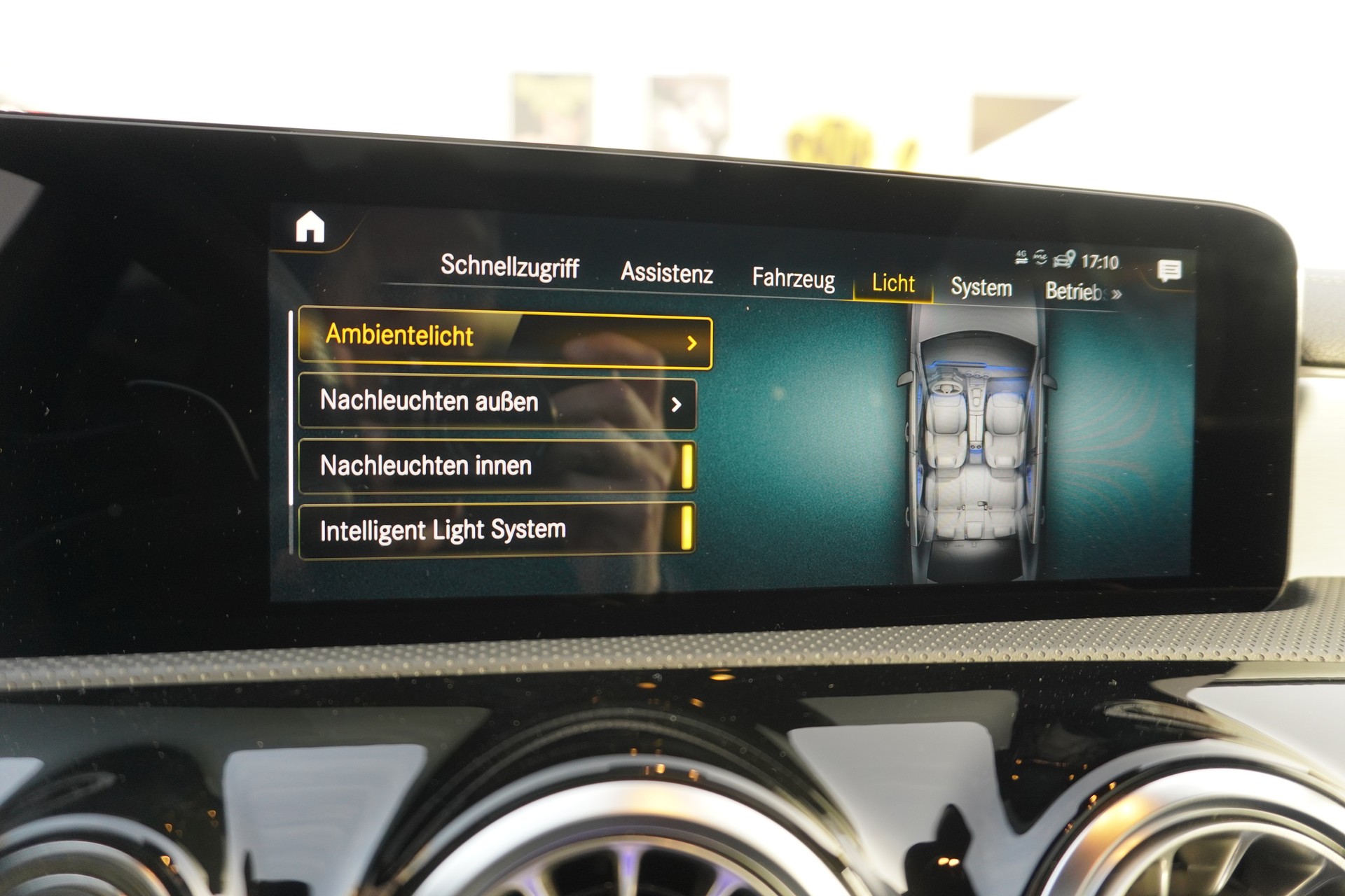 MERCEDES-BENZ A 35 AMG 4Matic Speedshift-image-32