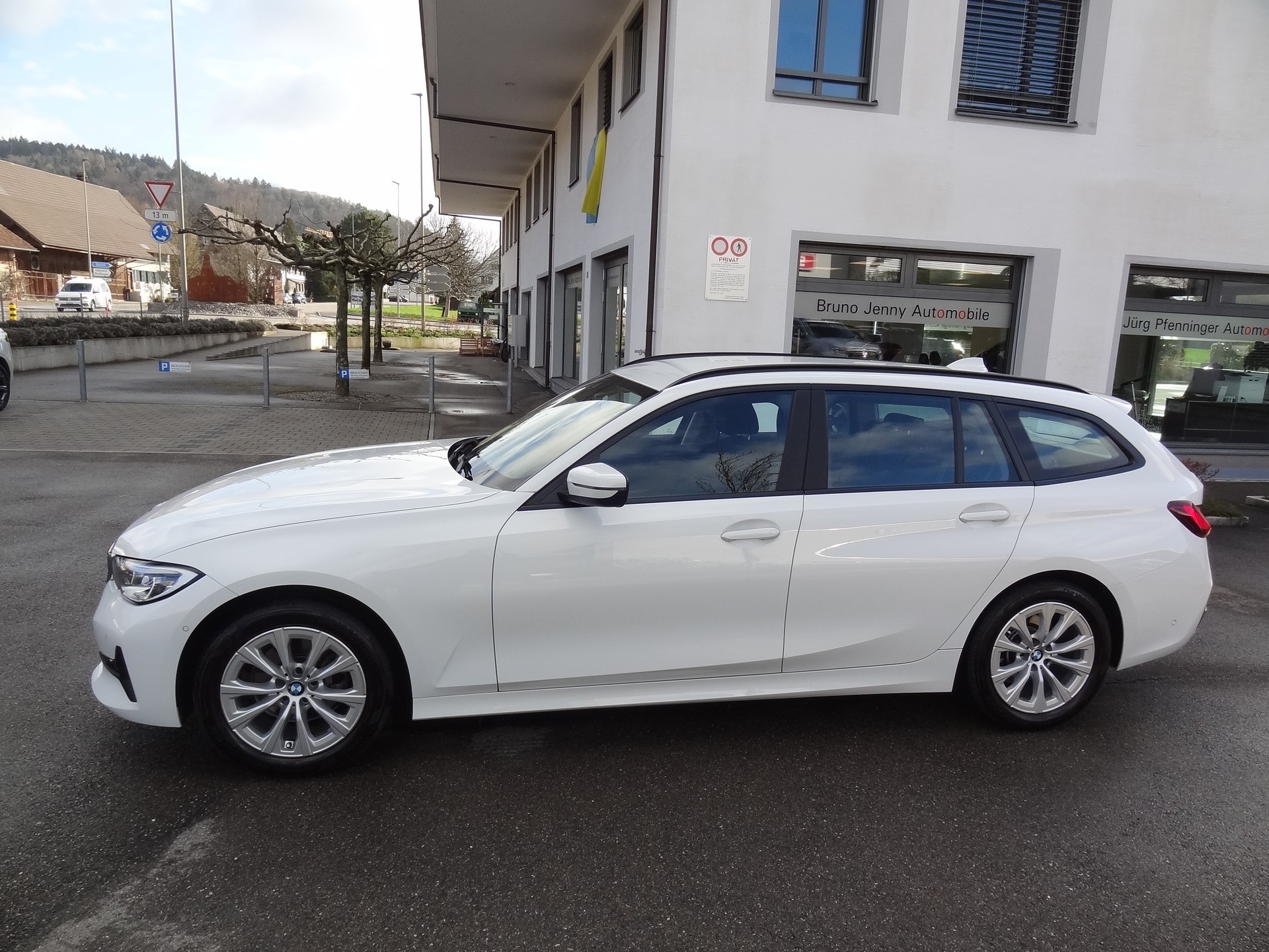 BMW 320d xDrive 48V Touring Steptronic-showroom-element-1