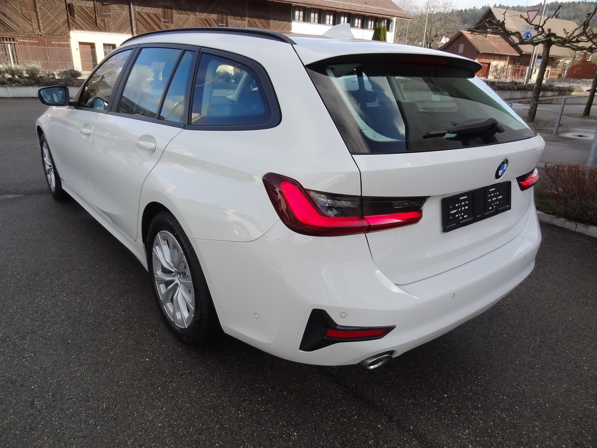 BMW 320d xDrive 48V Touring Steptronic-showroom-element-2