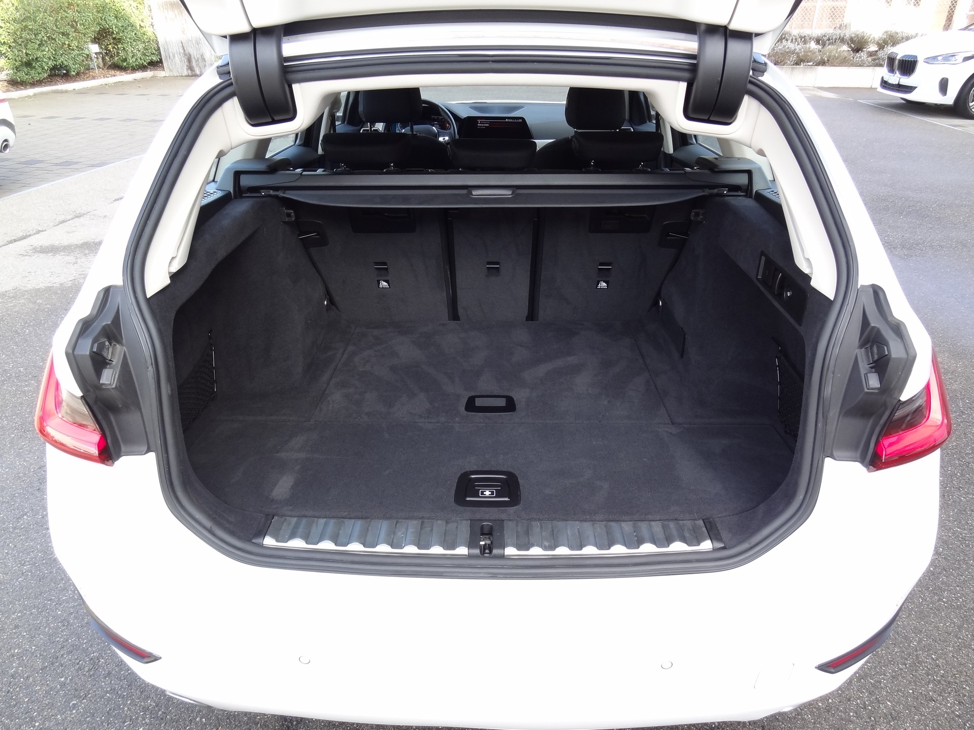 BMW 320d xDrive 48V Touring Steptronic-image-13