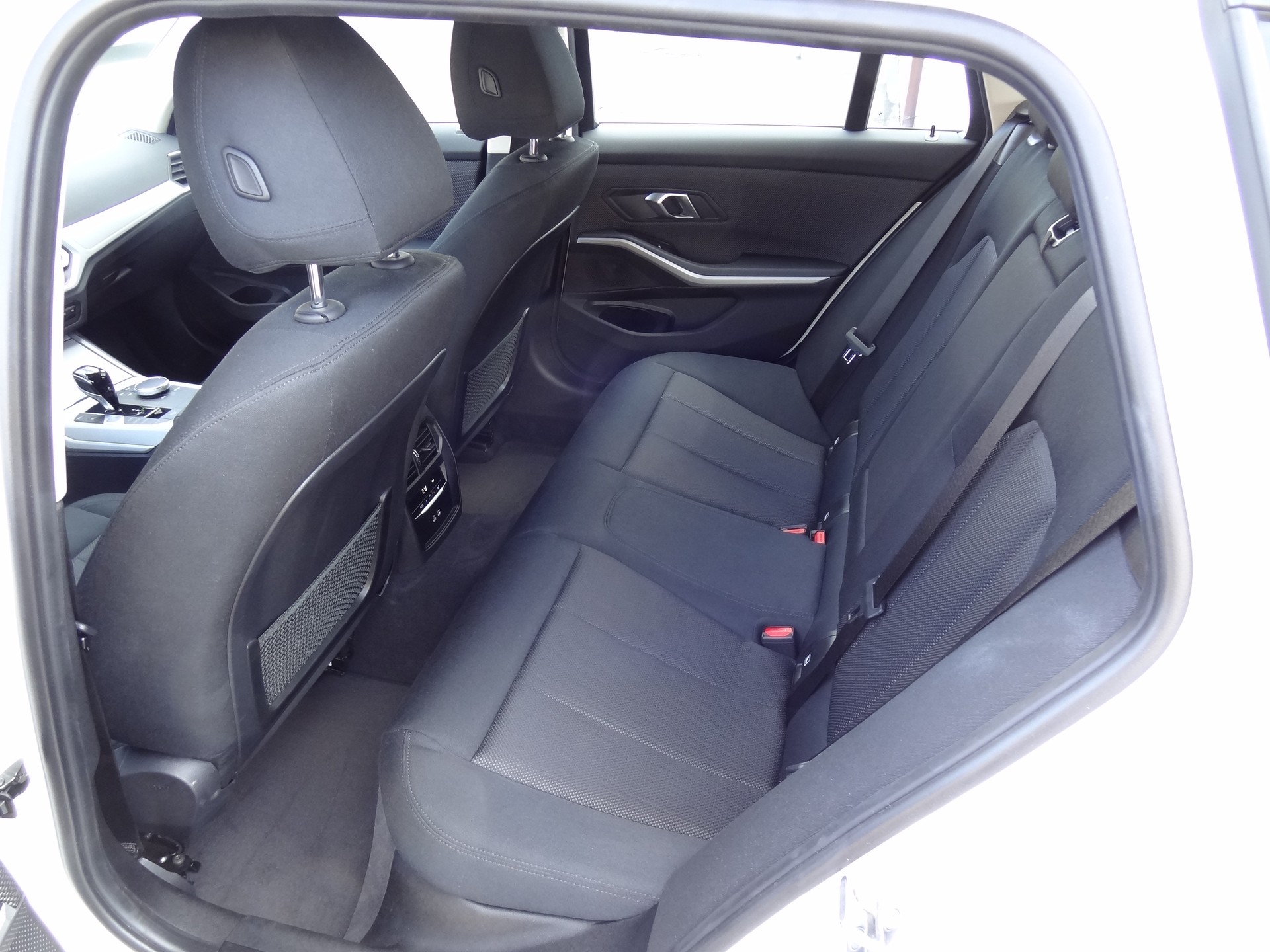 BMW 320d xDrive 48V Touring Steptronic-image-12