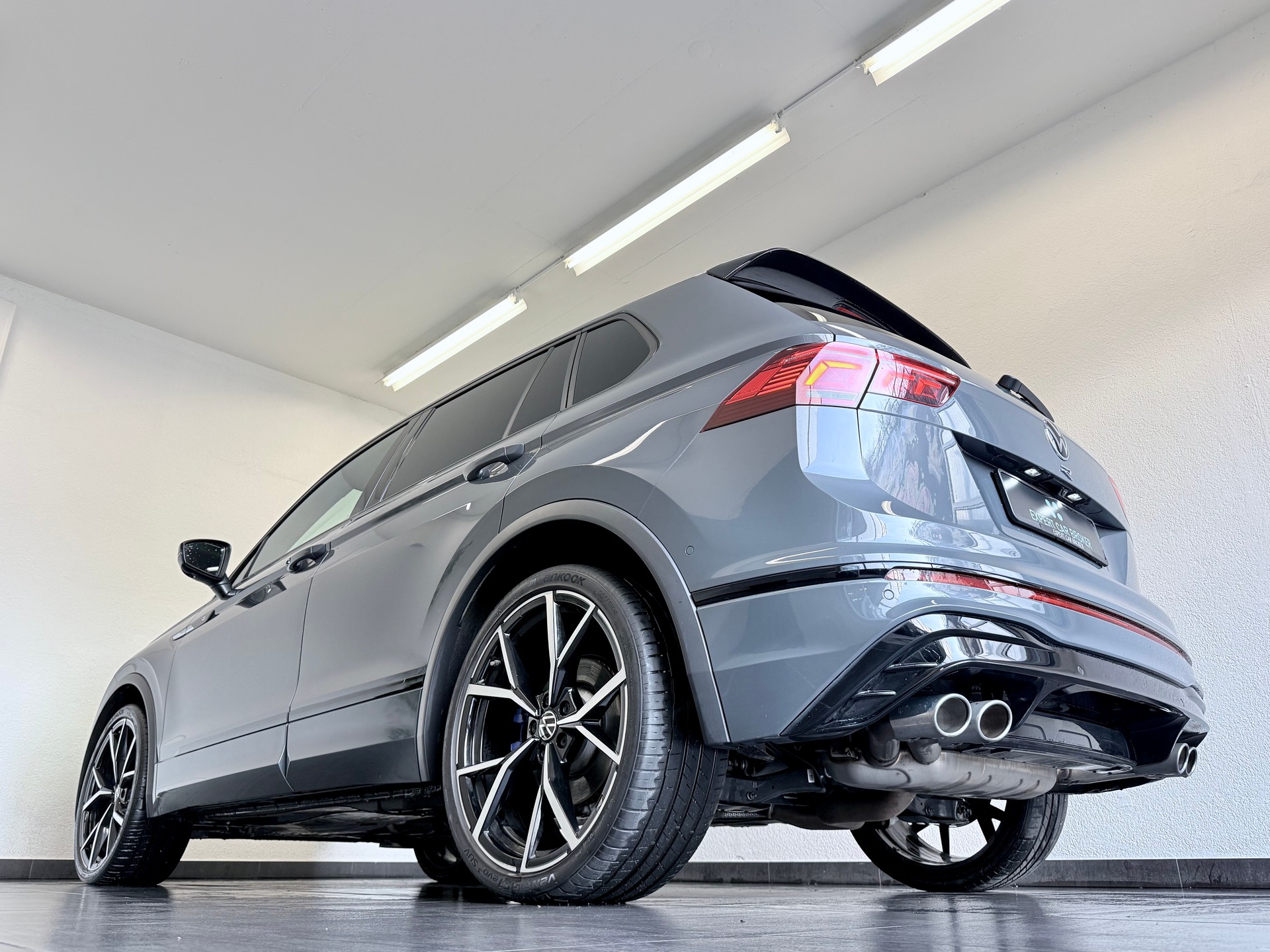 VW Tiguan 2.0TSI R 4Motion DSG-image-8