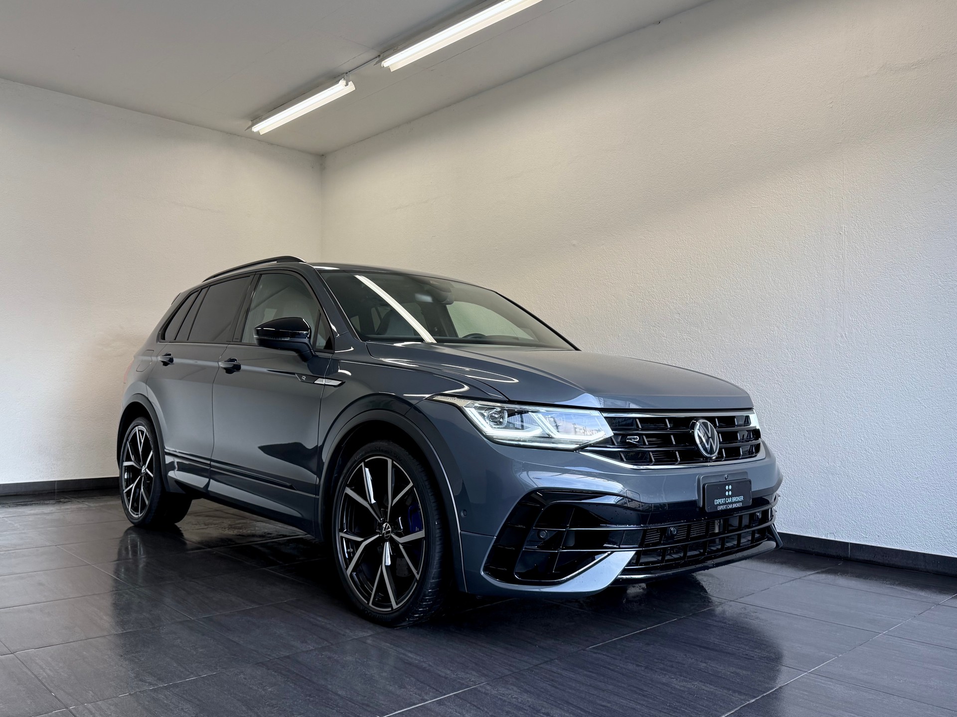 VW Tiguan 2.0TSI R 4Motion DSG-showroom-element-1