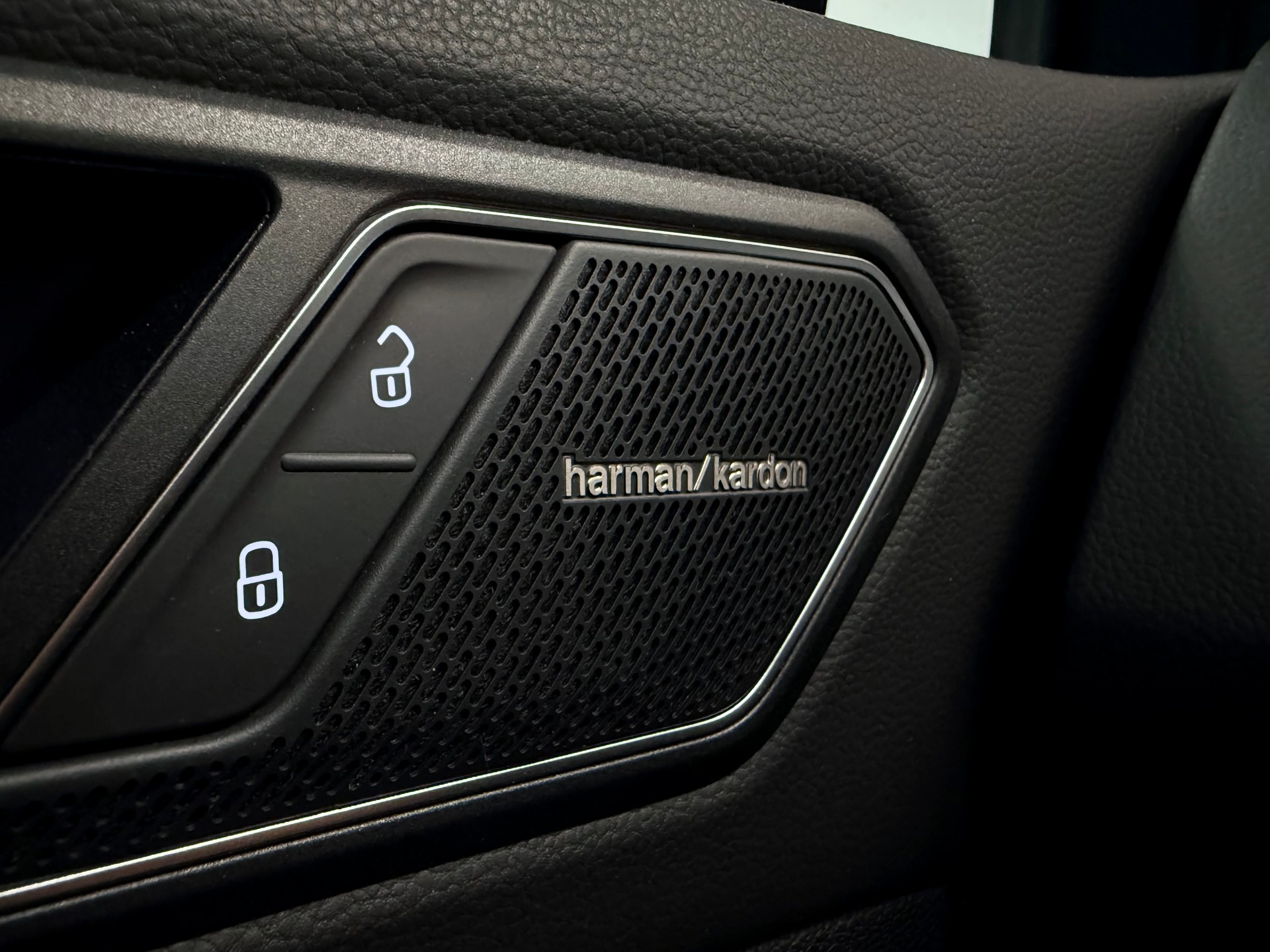 VW Tiguan 2.0TSI R 4Motion DSG-image-28