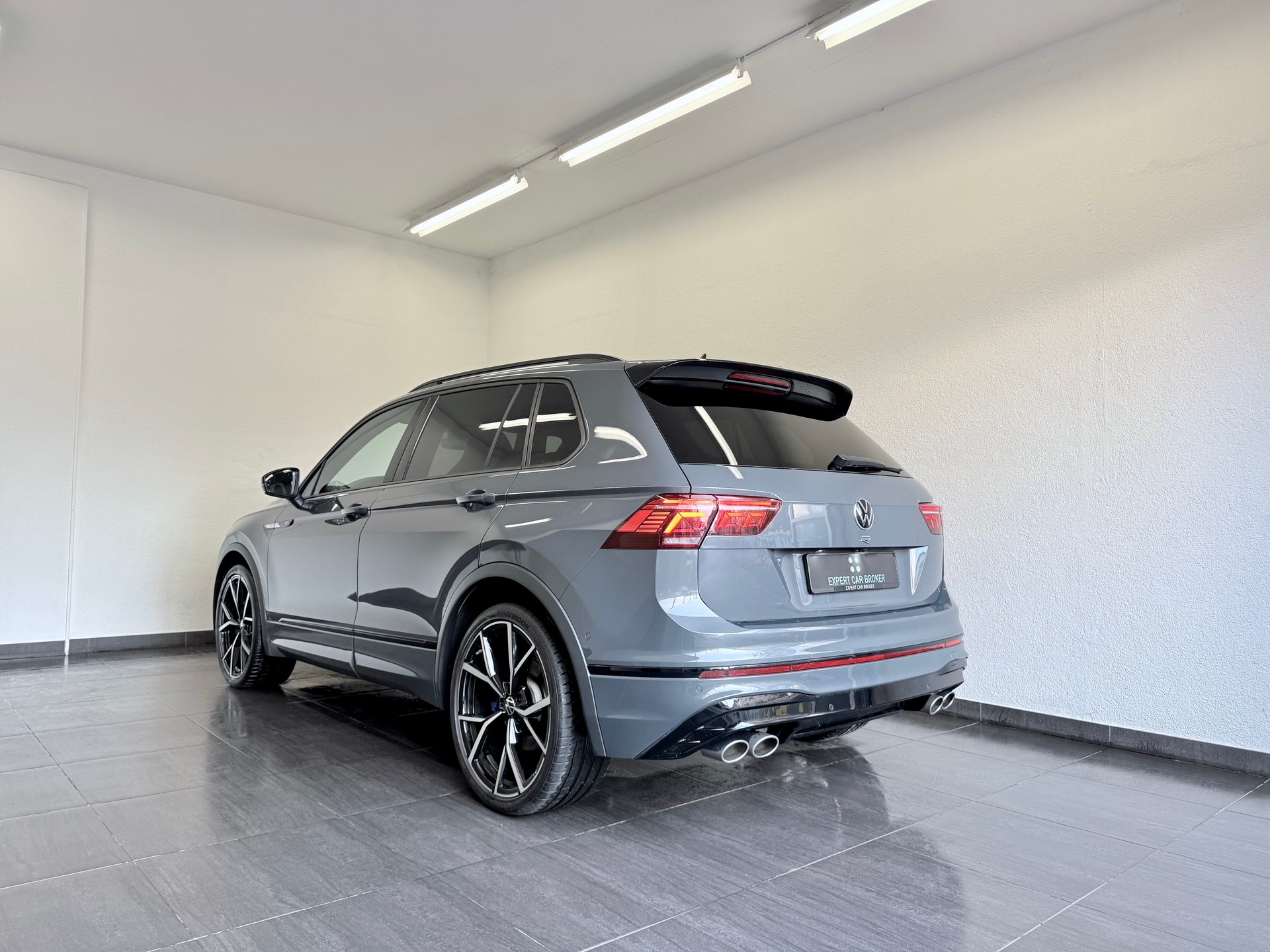 VW Tiguan 2.0TSI R 4Motion DSG-image-7