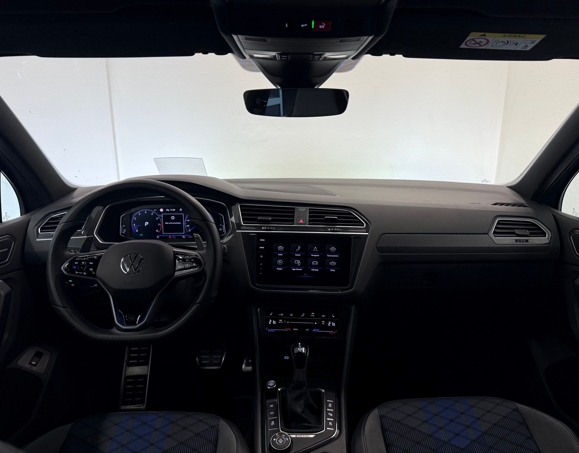 VW Tiguan 2.0TSI R 4Motion DSG-image-15