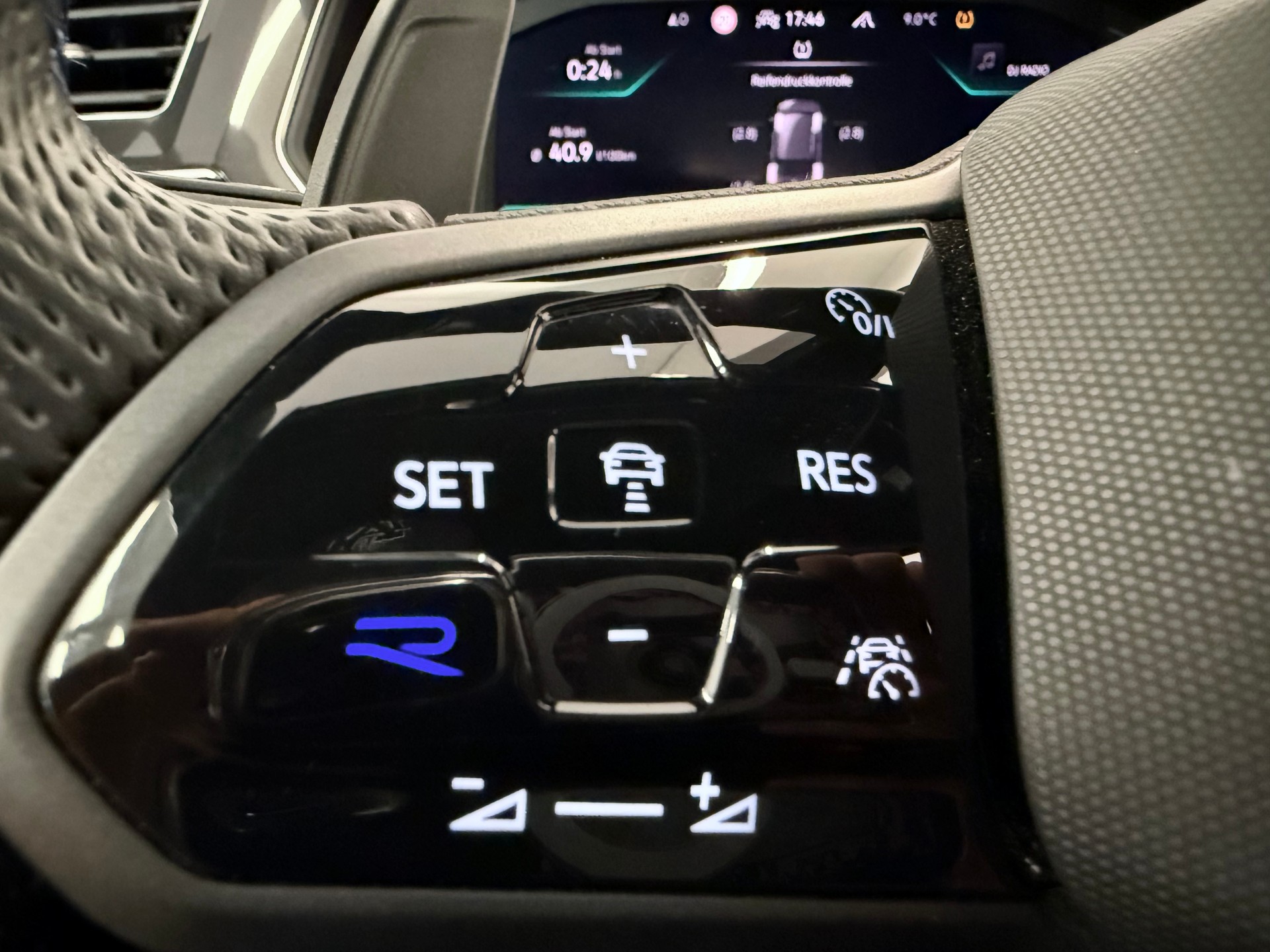 VW Tiguan 2.0TSI R 4Motion DSG-image-24